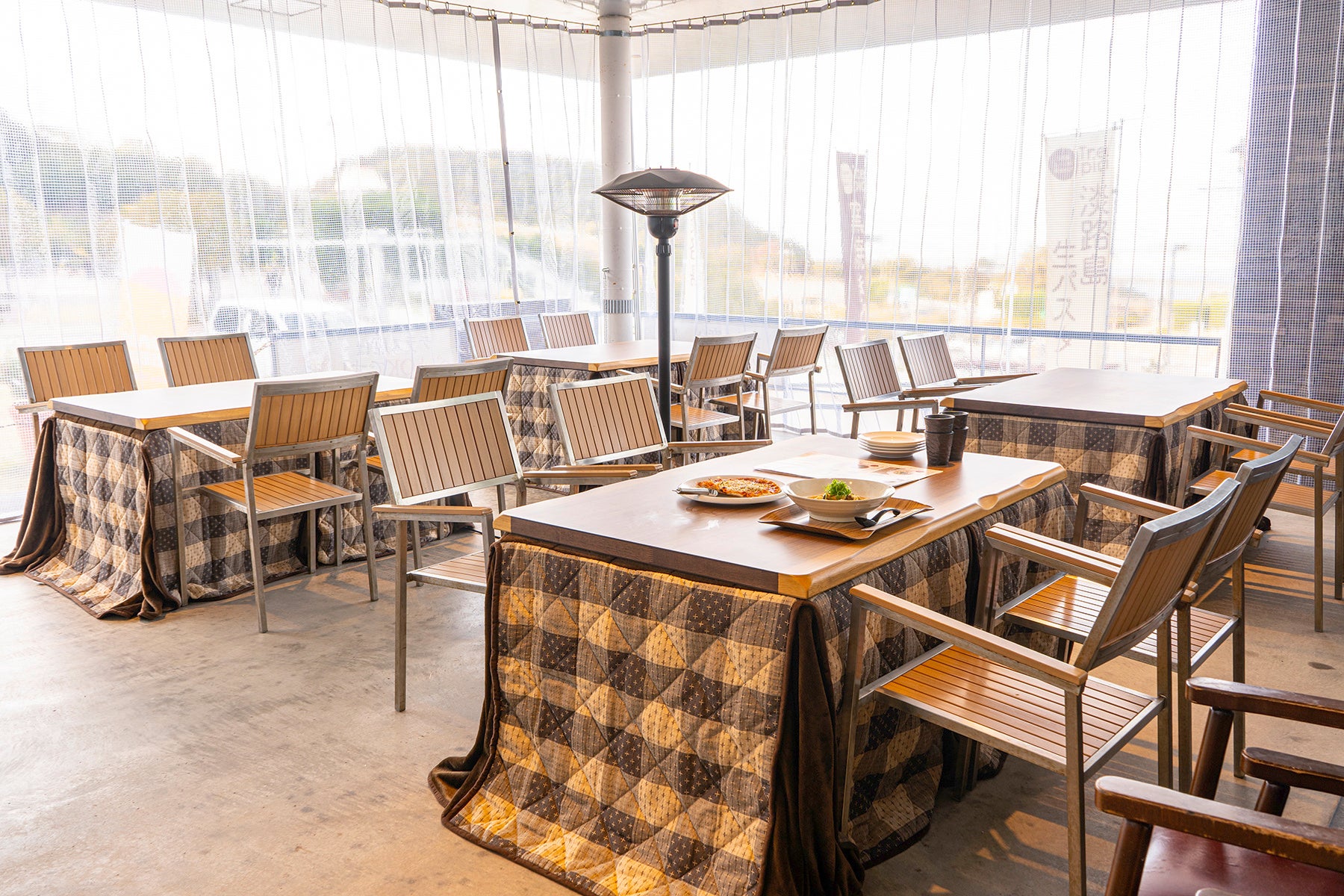 【淡路ハイウェイオアシスで、冬の新しい楽しみ方】淡路島生パスタ「ピチ」と窯焼きピザ専門店「Trepici(トレピチ)」の屋外テラスに、こたつ席新設！