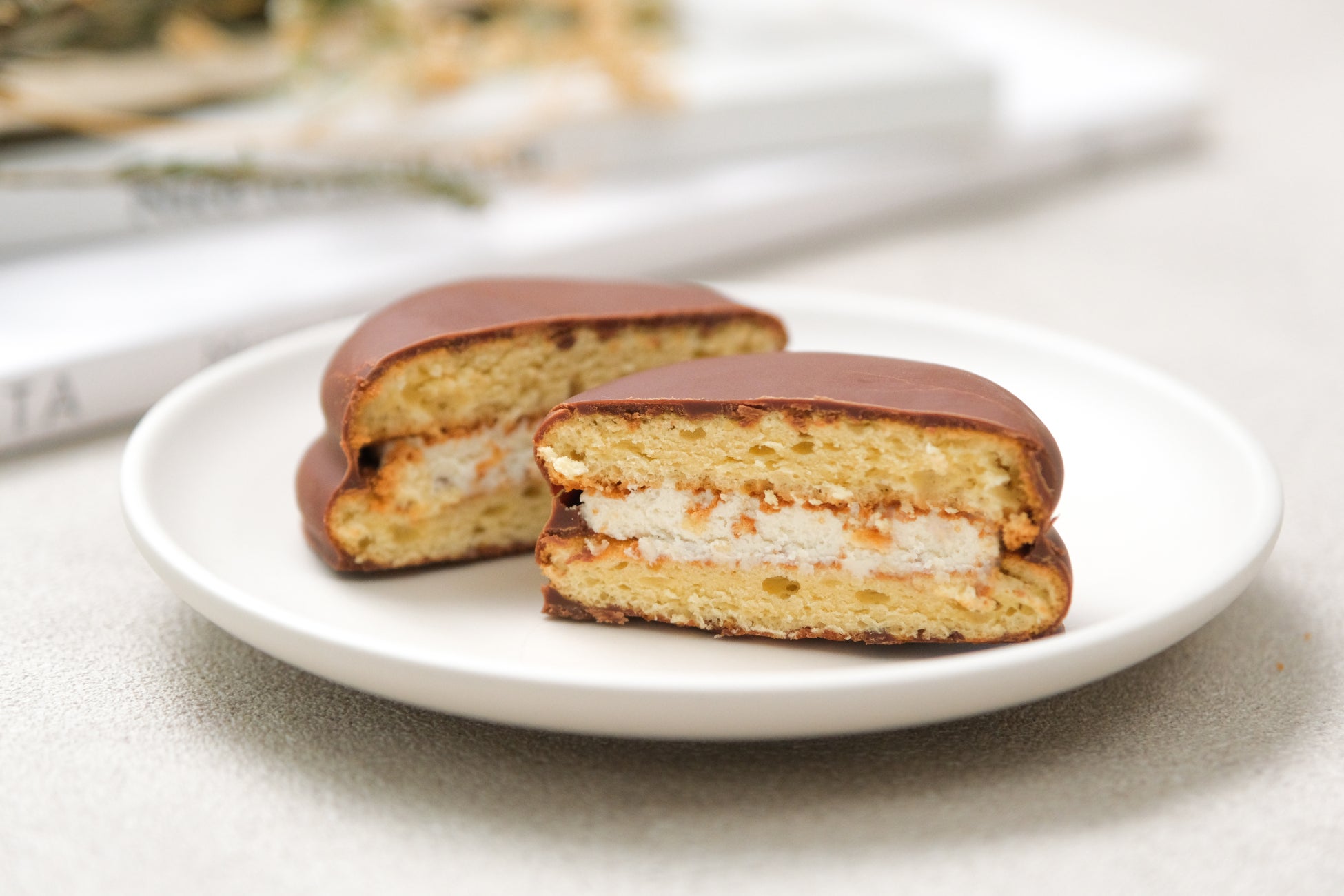 懐かしいのに、今の気分にちょうどいい。大人が罪悪感なく楽しめる『ほろふわクリームサンド』をスナックミーオンラインストアで期間限定発売