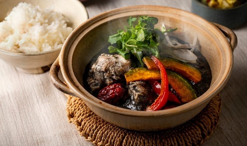 ごま専門café & izakaya『goma to』黒ねりごまの旨みが溶け込んだ黒い参鶏湯