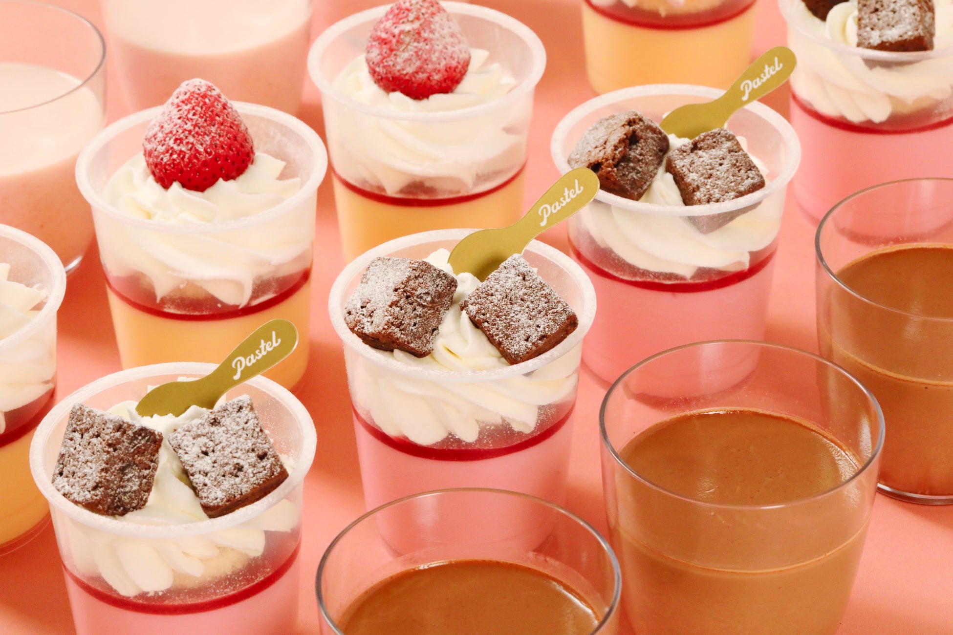 【苺×チョコプリン】“なめらかプリン”ブームの火付け役「パステル」から甘酸っぱい苺とブラウニーの甘みを楽しめる『いちごとブラウニーのプリンパフェ』が新登場！バレンタインにおすすめのショコラプリンも発売