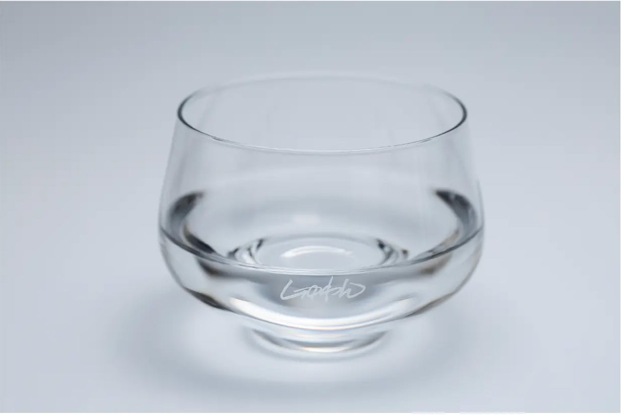 科学的に「刺激臭が減り」「フルーティーな香りが立つ」日本酒専用酒器SHUWANからグラスバージョンが登場！