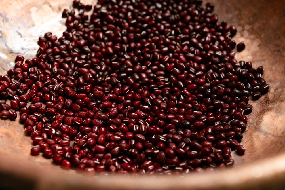 市場の甘味処、茂助だんごが手がけた「能登大納言の羊羹」「能登大納言と抹茶のマフィン」には、復興への想いを託しました。