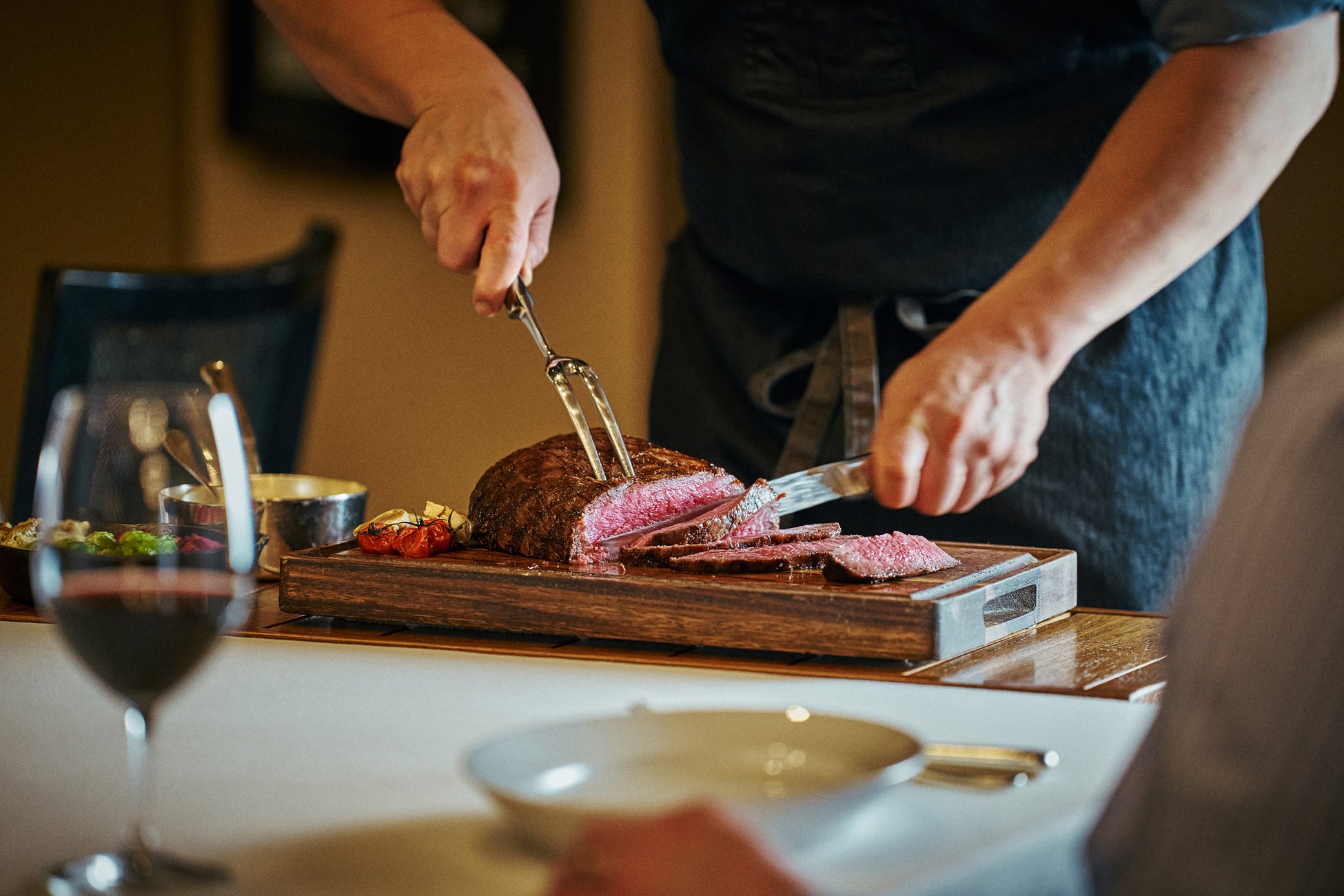 A5黒毛和牛の塊肉をテーブルでカットするライブ感あふれる新たな食体験「ステーキハウスの冬限定ディナーコース」