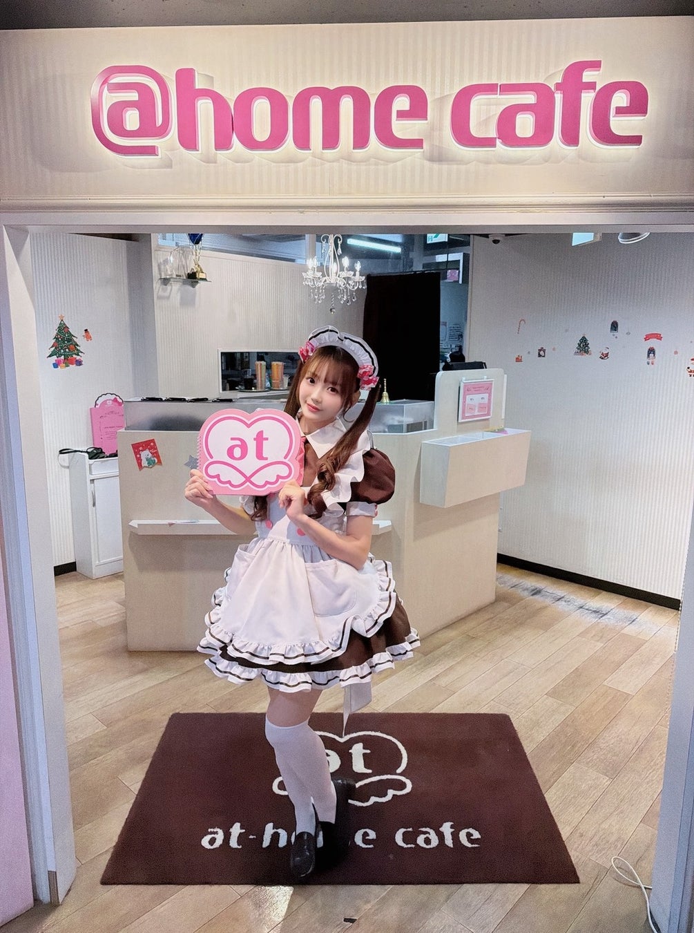 美味しくなるおまじない「萌え萌えきゅん」を生み出したレジェンドメイド・hitomi、21周年の記念日に新人メイド服で特別お給仕