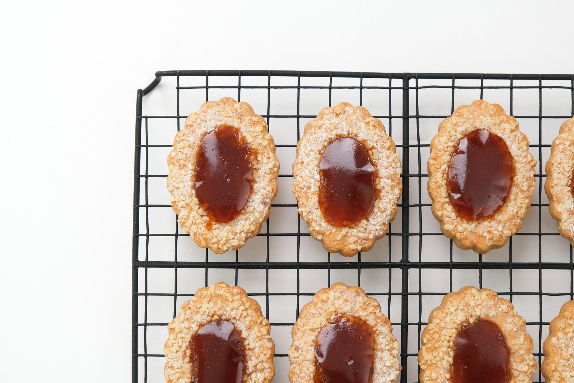 鏡を思わせるフォルムで、気分まで明るくなる『とろり甘酸っぱいアプリコットクッキー』をスナックミーオンラインストアで期間限定発売