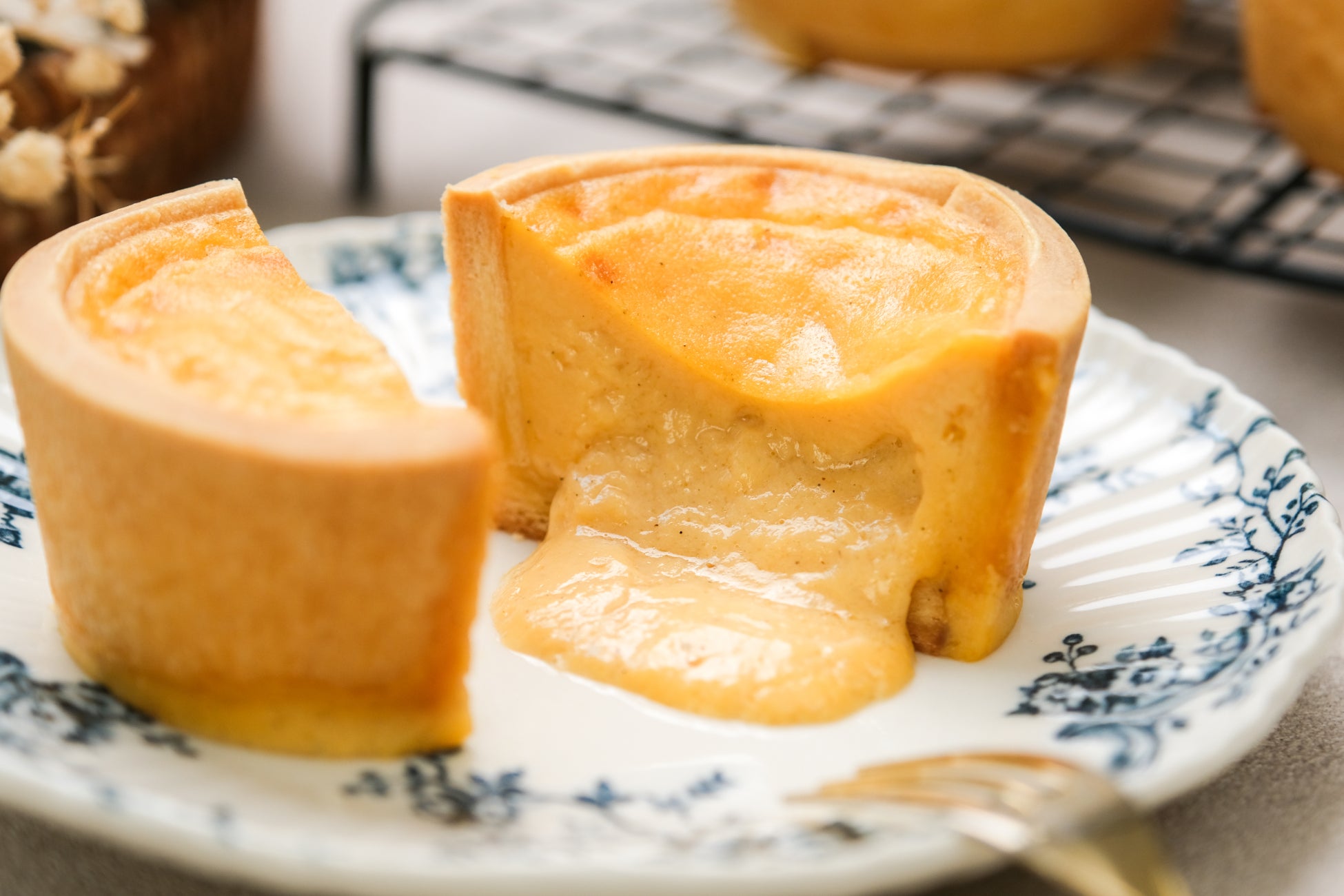 【冷やしても、温めても。表情が変わる焼き菓子】フランス菓子を日常のおやつに仕立てた『プリン好きに届けたい焼きタルト』をスナックミーオンラインストアで期間限定発売