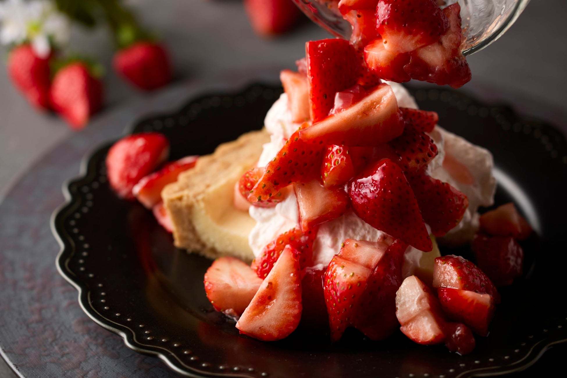 【ピーター・ルーガー・ステーキハウス 東京】冬限定「あまおう苺のホワイトショコラチーズパイ」を提供開始