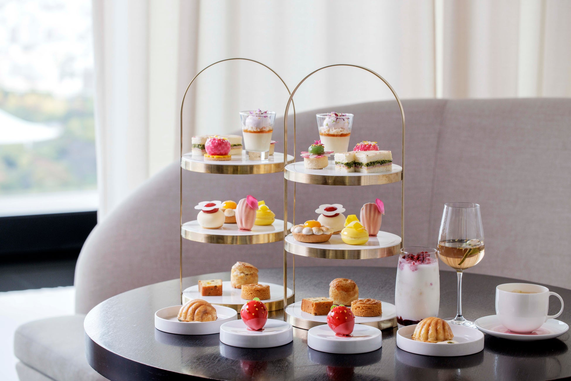 【フォーシーズンズホテル東京大手町】イチゴの世界に包まれる「ウィンターストロベリーアフタヌーンティー」予約開始