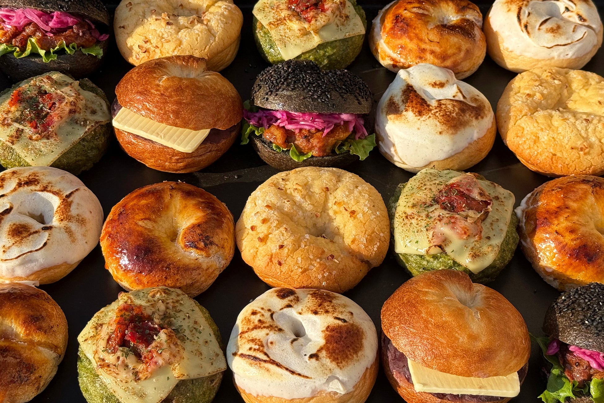 堀江ボーノベーカリ “20秒に1個売れる”人気生ベーグル、4日間限定で全22種が登場 ピスタチオカスタード、はちみつブリュレなど新作&復刻も! 12月25日(木)~28日(日)「生ベーグル祭り」を開催