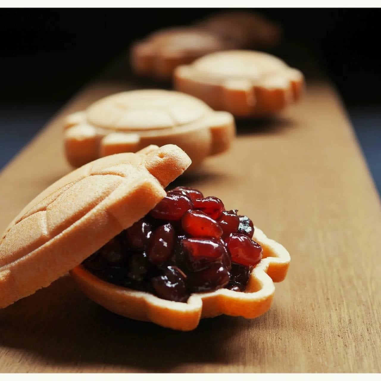 【老舗の本気】4日間かけて炊き上げた極上粒あんをサンド！愛知・三河の和菓子店「お亀堂」より、パリパリ食感が魅力の《極上 亀最中》を販売