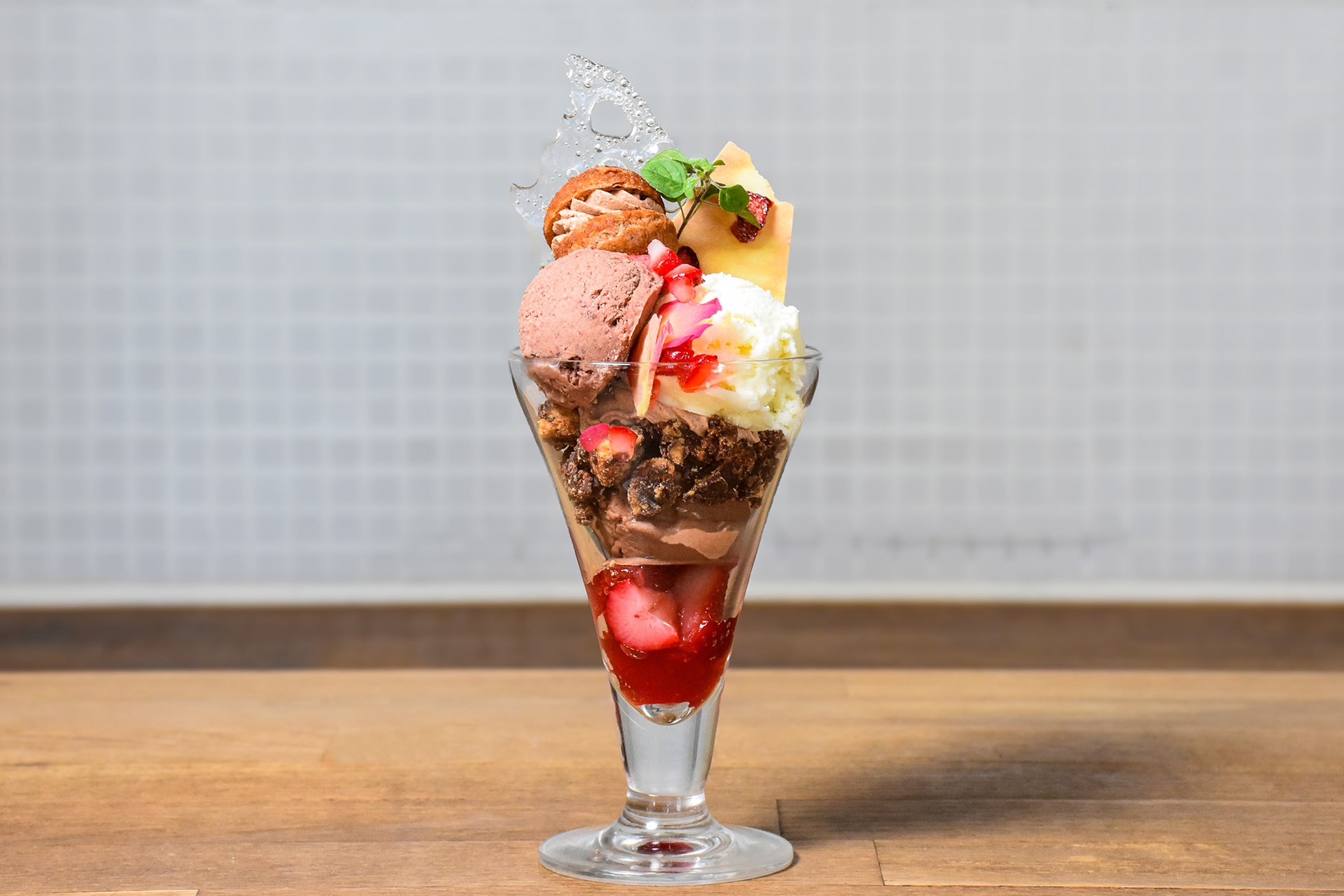 Minimalより、冬限定のチョコレート×苺パフェが登場。7つのチョコレートパーツを風早いちご園の苺と楽しむBean to Barチョコレート専門店ならではのこだわり冬パフェ