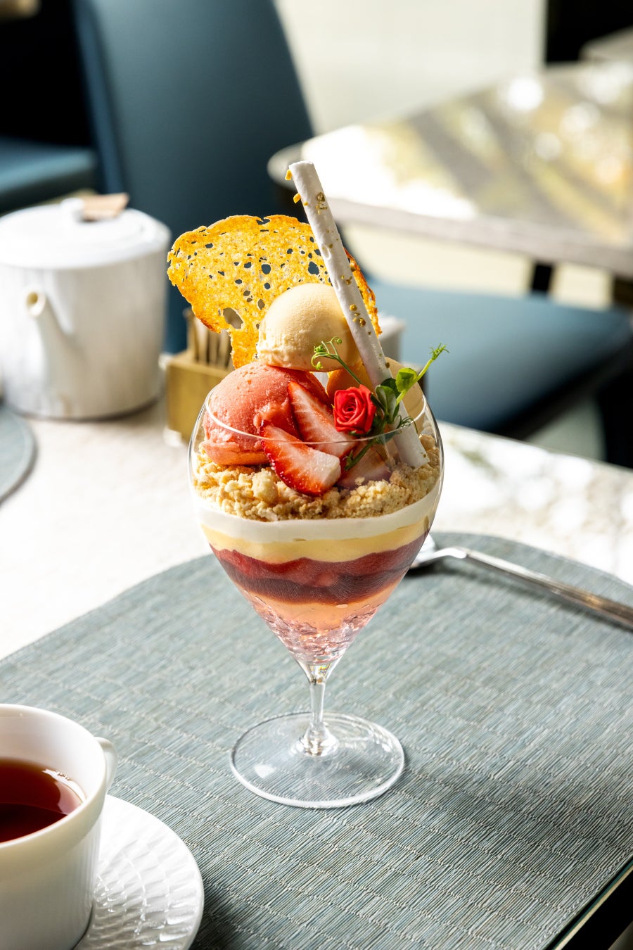 【アルマーニ / カフェ 表参道】心ほどける、苺とローズの華やかな余韻　1月限定「苺 ローズのパフェ」