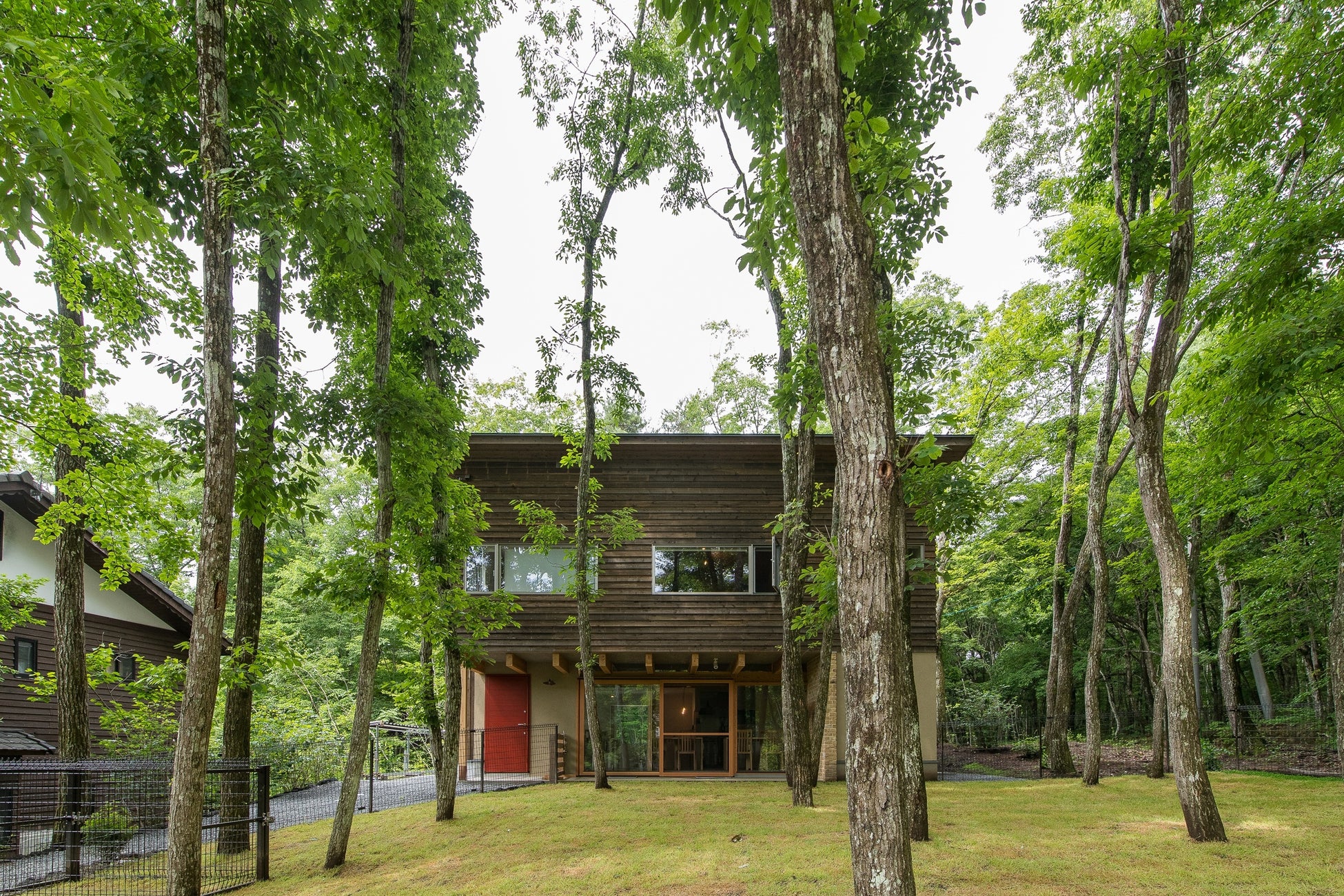 レストランのドアを開けたら、心休まる空間だった──軽井沢に誕生した犬と楽しめるレストラン