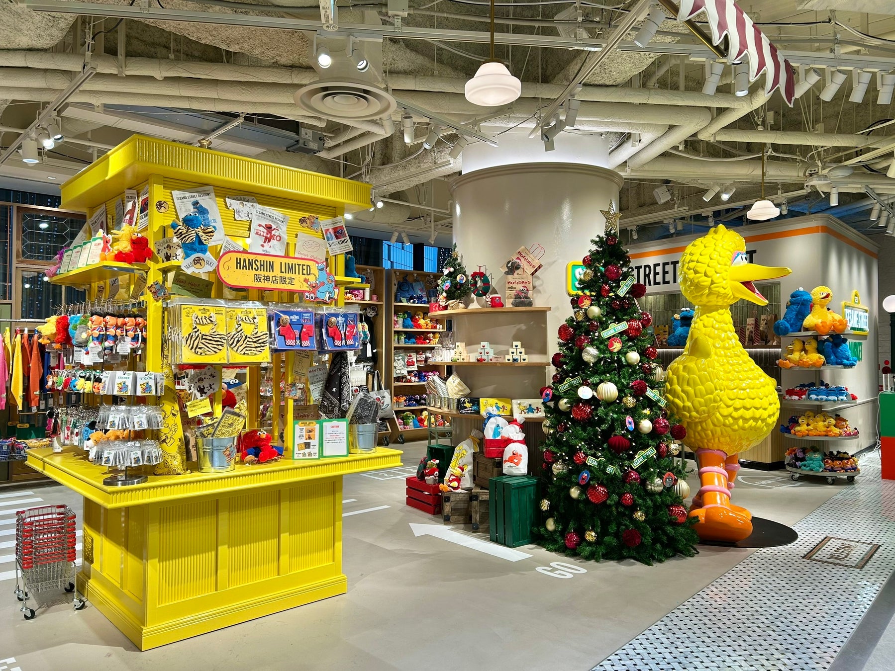 【セサミストリートマーケット】阪神梅田本店、オープン初動5日間売上予算比約200％を記録し好調スタート！阪神店限定商品を中心に物販アイテムが特に好評で初日には200名超えの行列も！