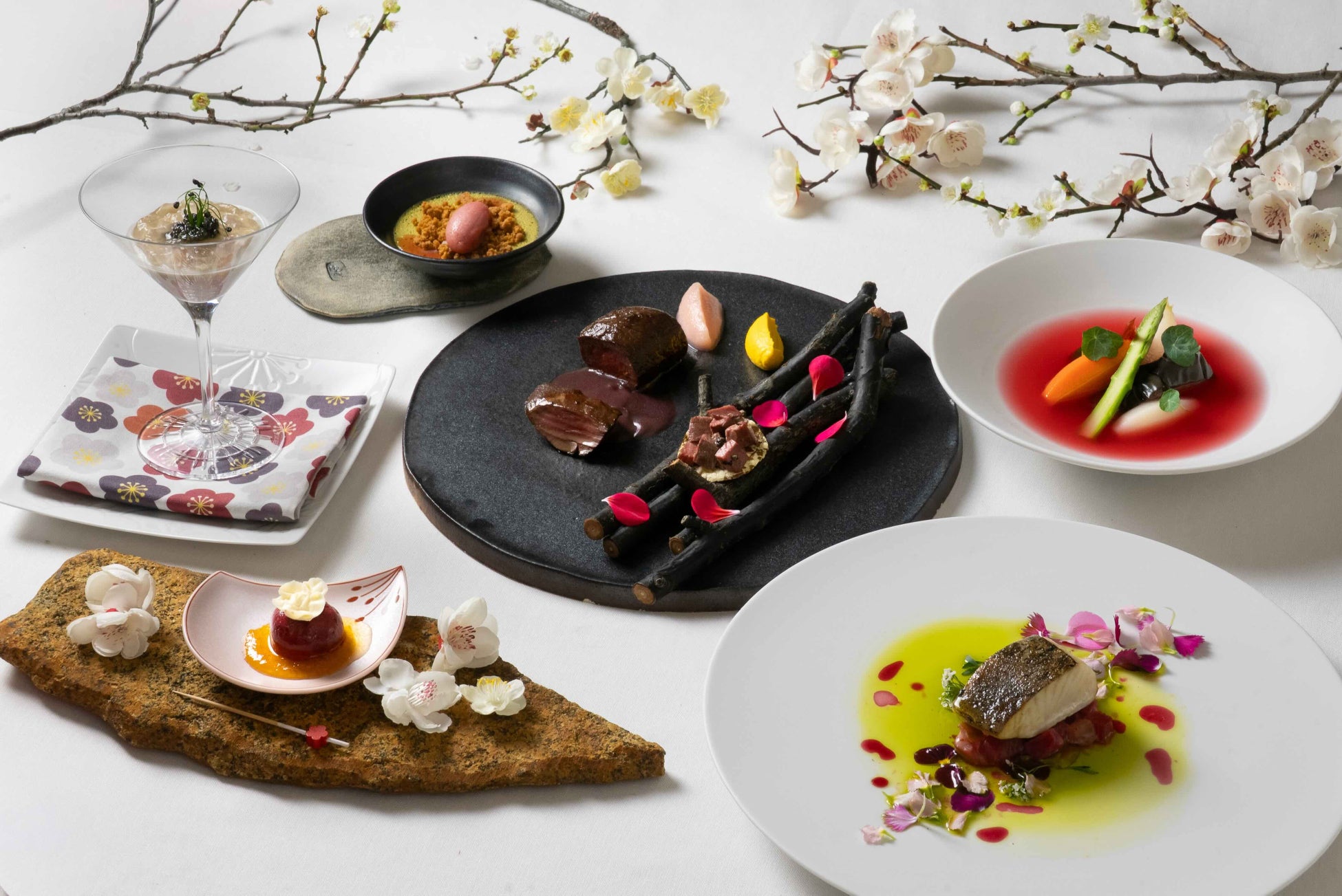 各位越生梅林梅まつりの時期に合わせて“梅の1年の移ろい”をテーマとした宿泊者向けディナーコースを提供開始。1月にメディア向け試食会を開催します