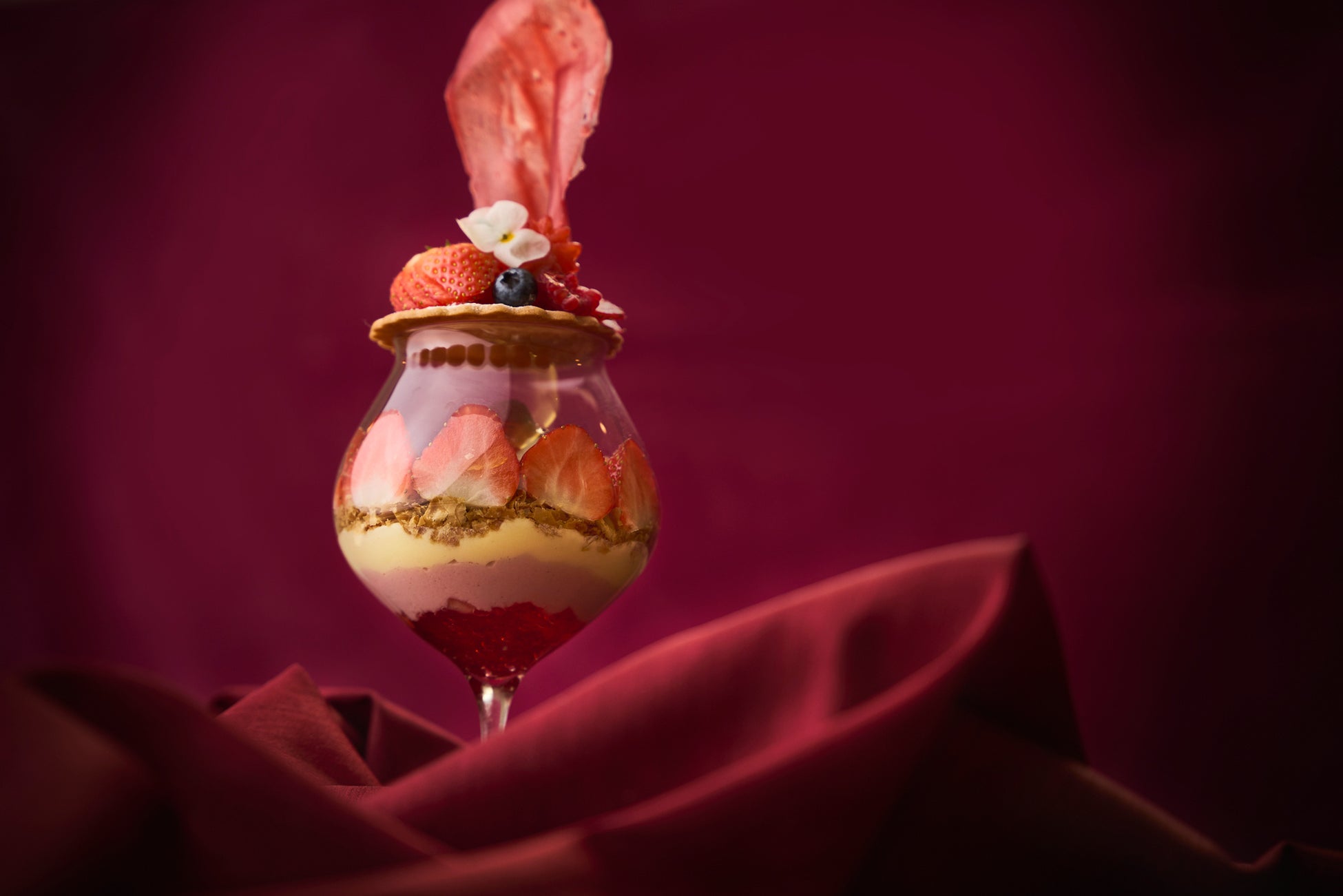 【ウェスティン都ホテル京都】旬を迎えた奈良県ブランド「古都華」をたっぷりと使用した苺づくしの贅沢パフェ「パフェ　フリュイルージュ」が登場