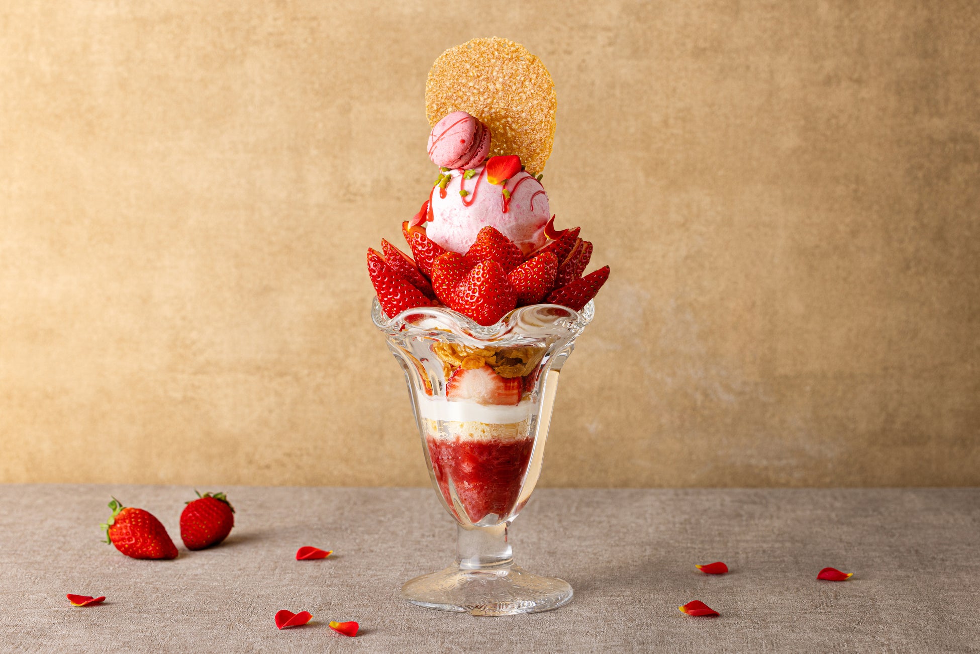 ブランド苺「あまおう」の魅力を存分に味わう　甘い香りに包まれながら心躍る時間を　ペストリーシェフ佐藤が仕立てる芸術的な「あまおうパフェ」　最上階のアフタヌーンティー～ストロベリー～も