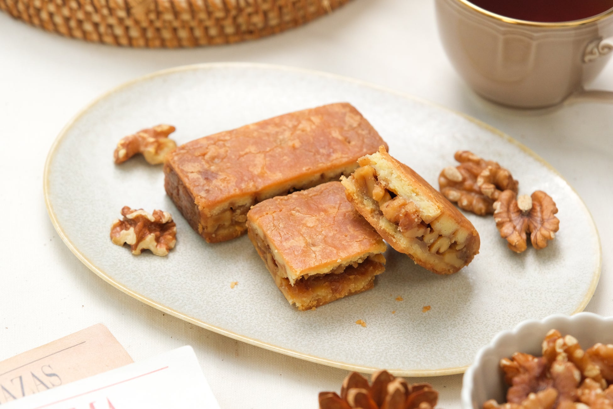 【スイス伝統のキャラメル菓子】くるみとキャラメルのコクを味わう『くるみたっぷりキャラメルヌガーのエンガディナー』をスナックミーオンラインストアで期間限定発売