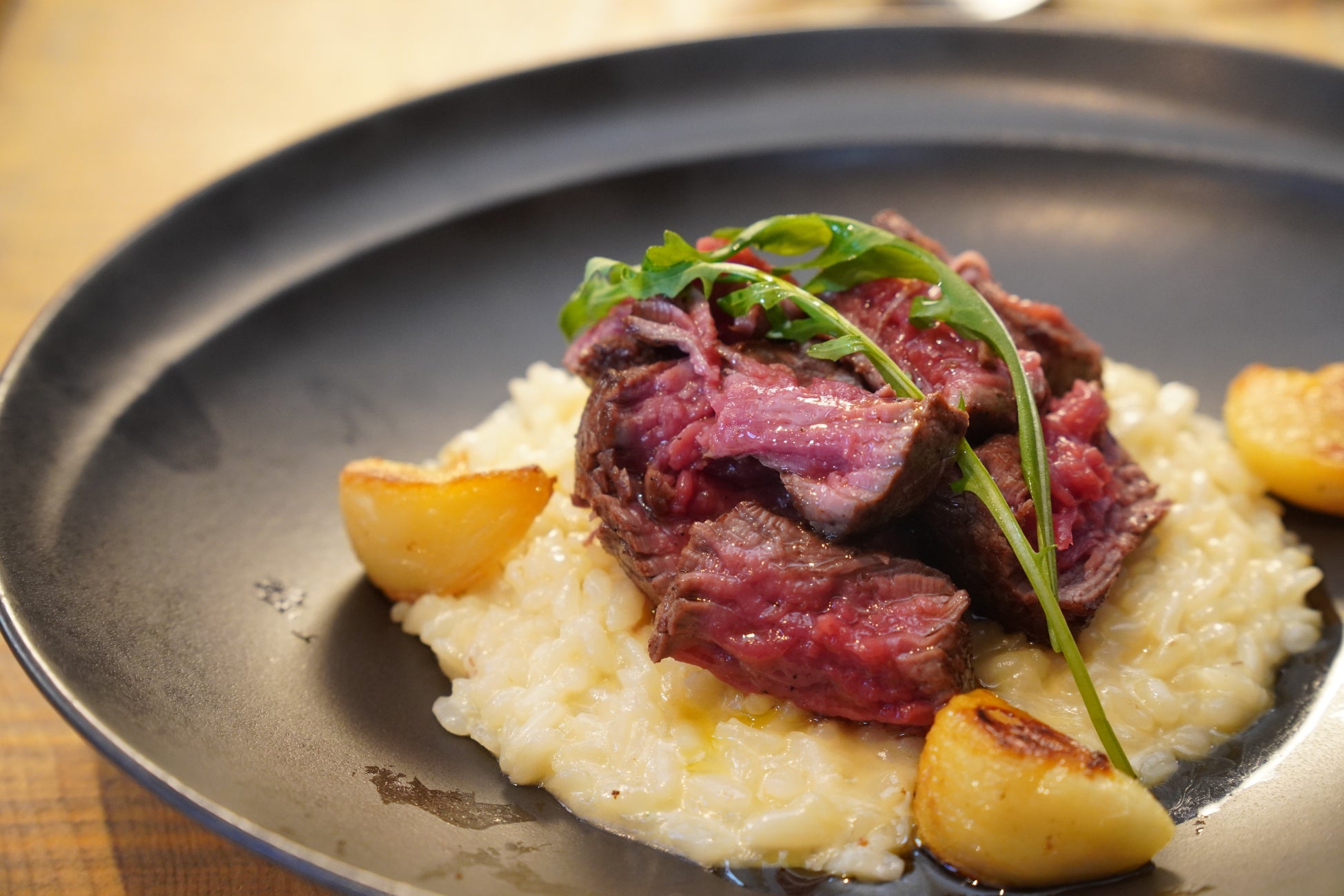 目の前で仕上げる“炎のチーズリゾット”に新作登場！裂いた牛フィレステーキ100gをのせたペコリーノロマーノリゾット