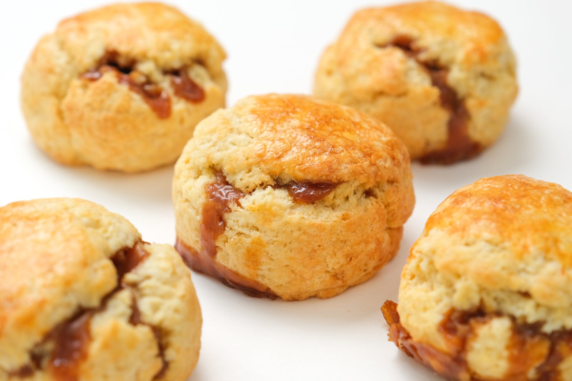 ねっちりとろり、キャラメルの幸せ。厳選素材の生地に手作りキャラメルを挟んだ『キャラメルあふれるしっとりスコーン』をスナックミーオンラインストアで期間限定発売