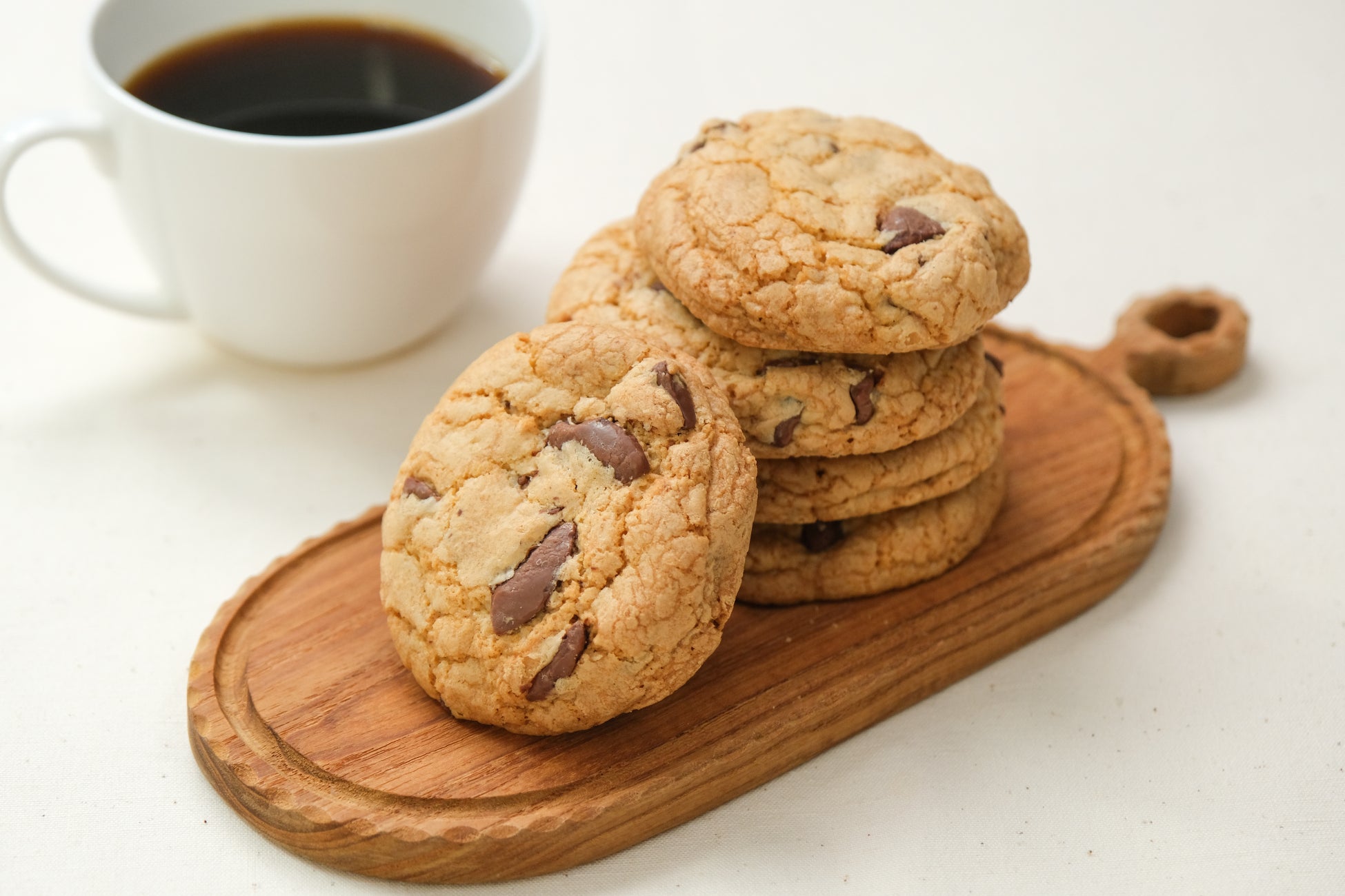 「レンジで10秒」で変わる食感。素朴でどこか懐かしい大判アメリカンサイズのクッキー『あたためて楽しむチョコチップクッキー』をスナックミーオンラインストアで期間限定発売