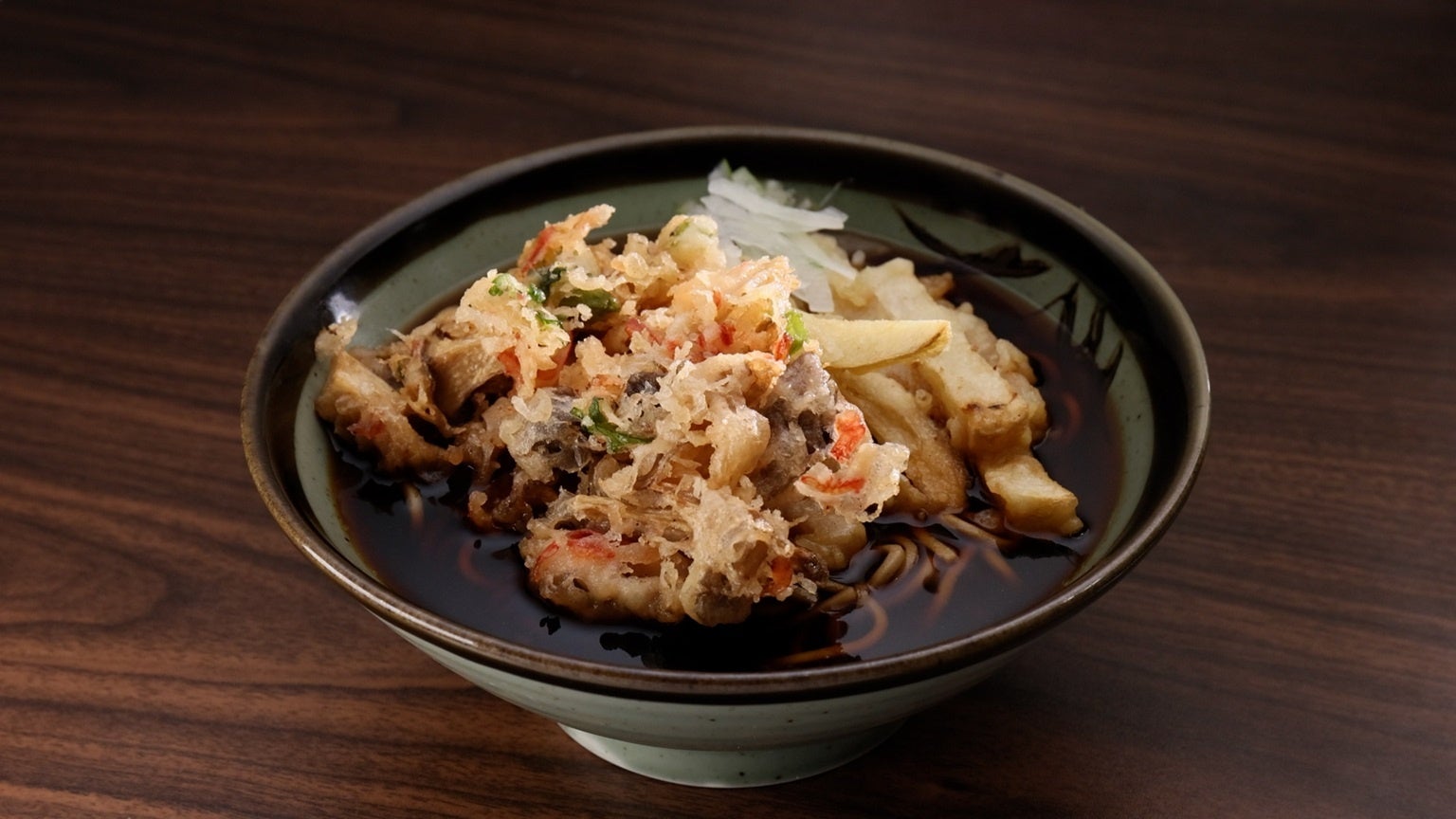 【ＢＳ日テレ】東京・笹塚で見つけた５２年つぎ足しの自慢の暗黒つゆ　真っ黒のつゆの中から現れる麺にドランク塚地「麺がつゆを持ってきてくれる」