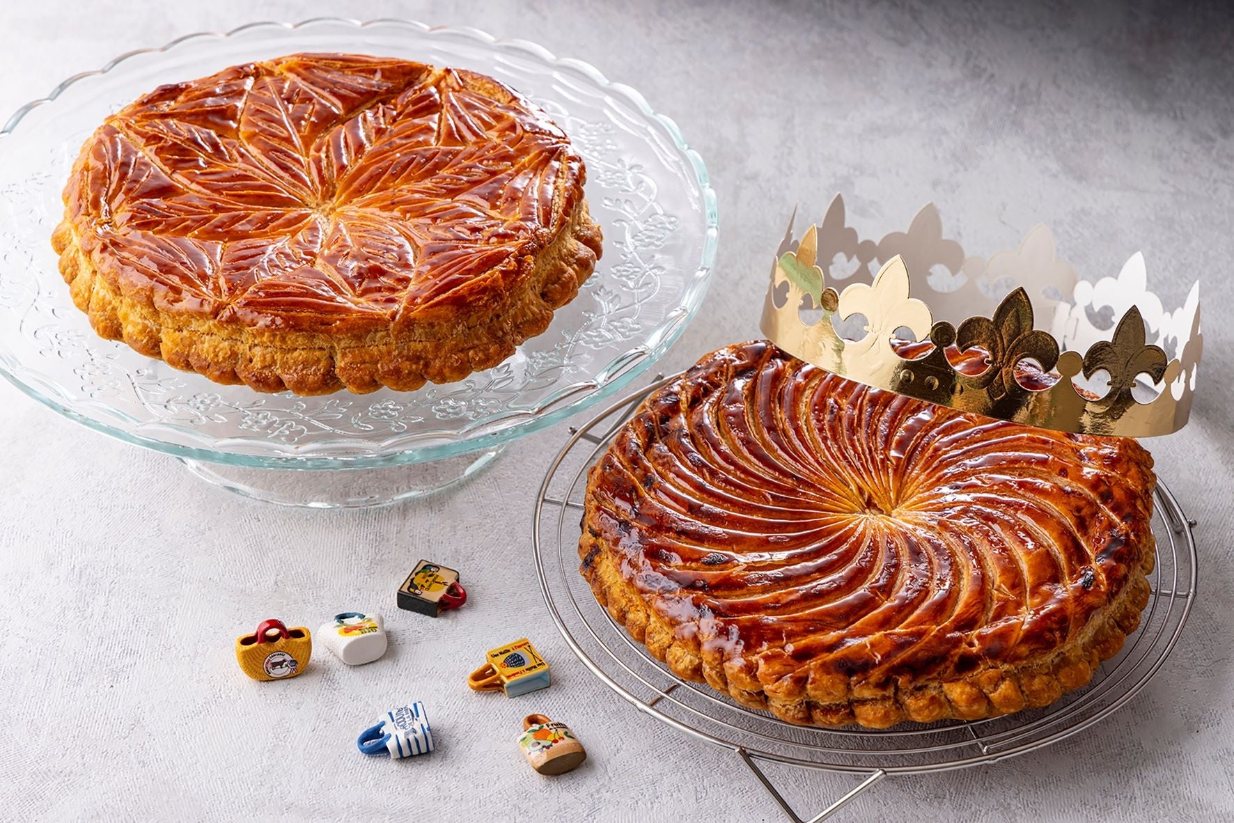 2.5次元タレントグループ「シクフォニ」×プリロール、推しを“飾って祝う”新体験！タペストリー付きプリントオリジナルホールケーキの発売が決定！