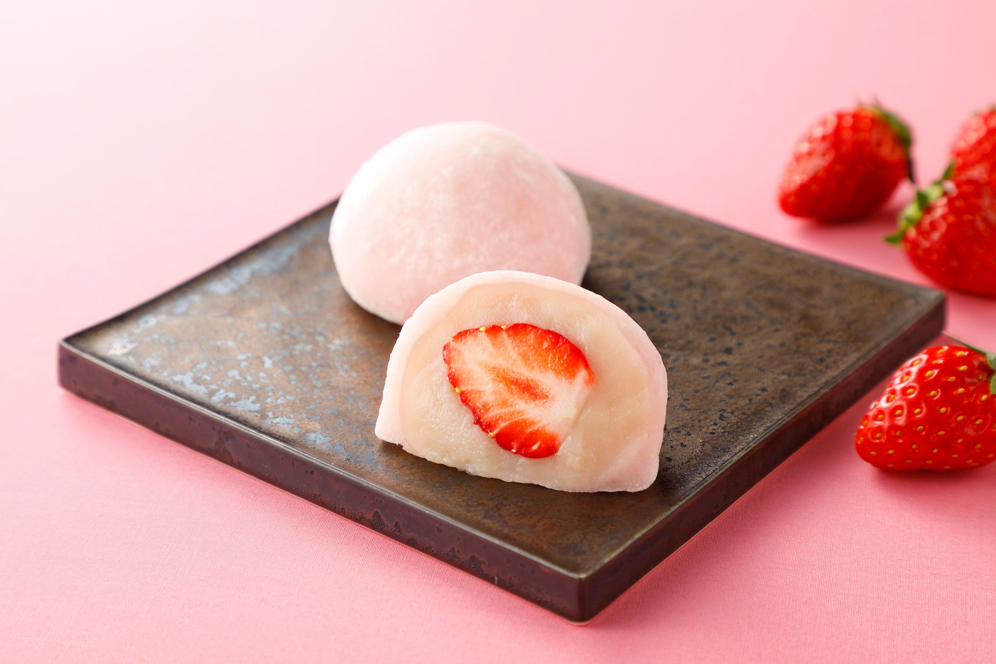 【バレンタインシーズン限定】開ける前から喜ばれる。ときめきが詰まった真っ赤な苺アソート缶が新登場。いちごスイーツ専門店「VERY RUBY CUT」