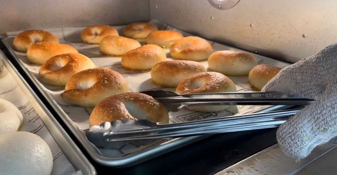 「ハードロックカフェ」×TVアニメ「NARUTO-ナルト-」コラボ・スペシャルメニュー「ナルトのラーメンバーガー」／「トロピカル木ノ葉ソーダ」