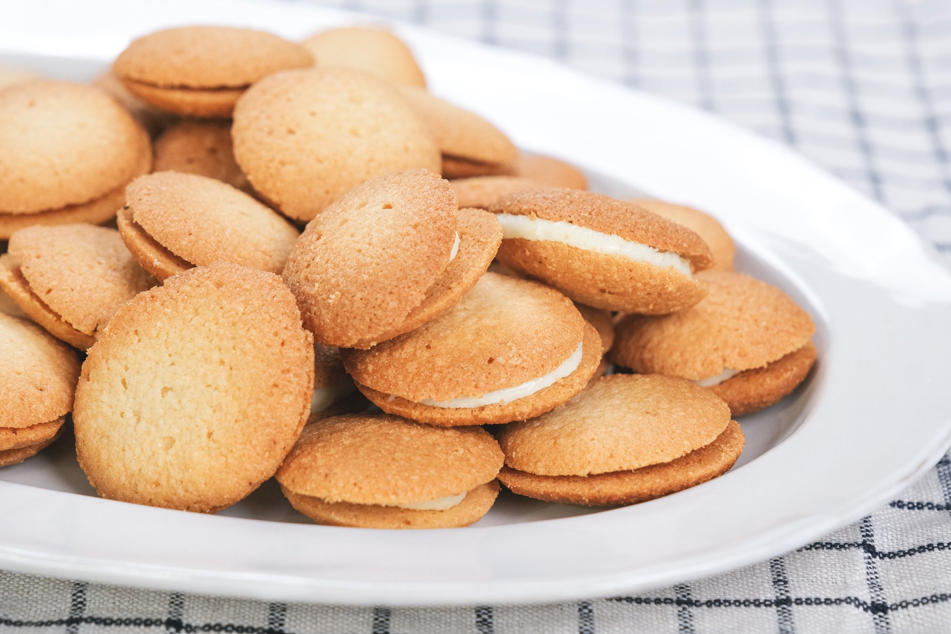 バターのコクと、まろやかなホワイトチョコの誘惑。贅沢素材を詰め込んだ『リッチなホワイトチョコラングドシャ』をスナックミーオンライストアで期間限定発売