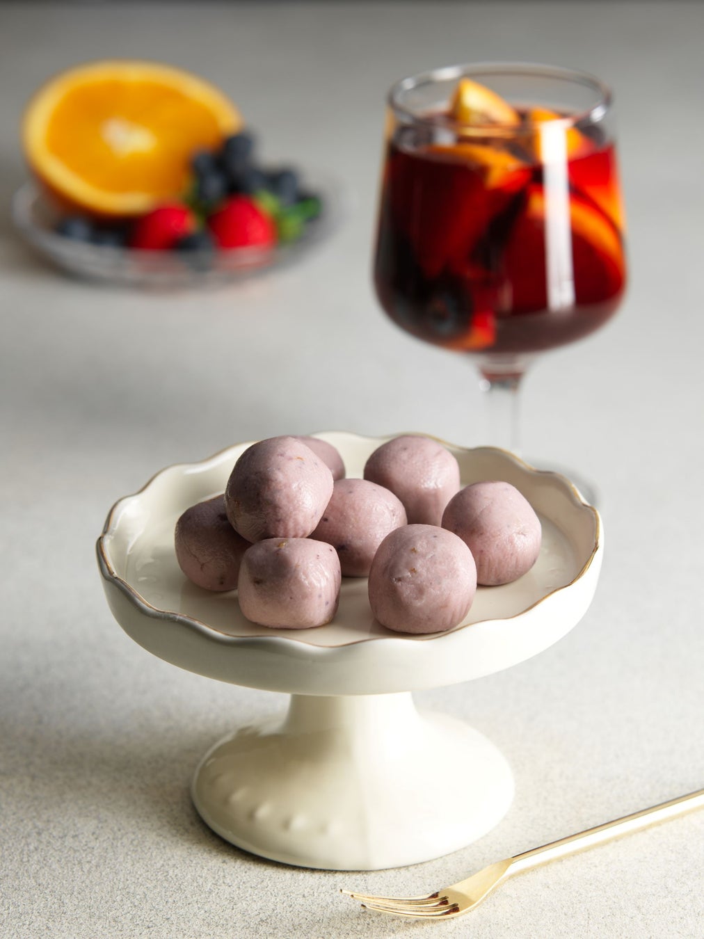 【新登場!】2026 年 1 月 15 日より、北海道産ぶどうの赤ワインを用いた芳醇な味わいの「サングリアショコラ」が登場いたします。