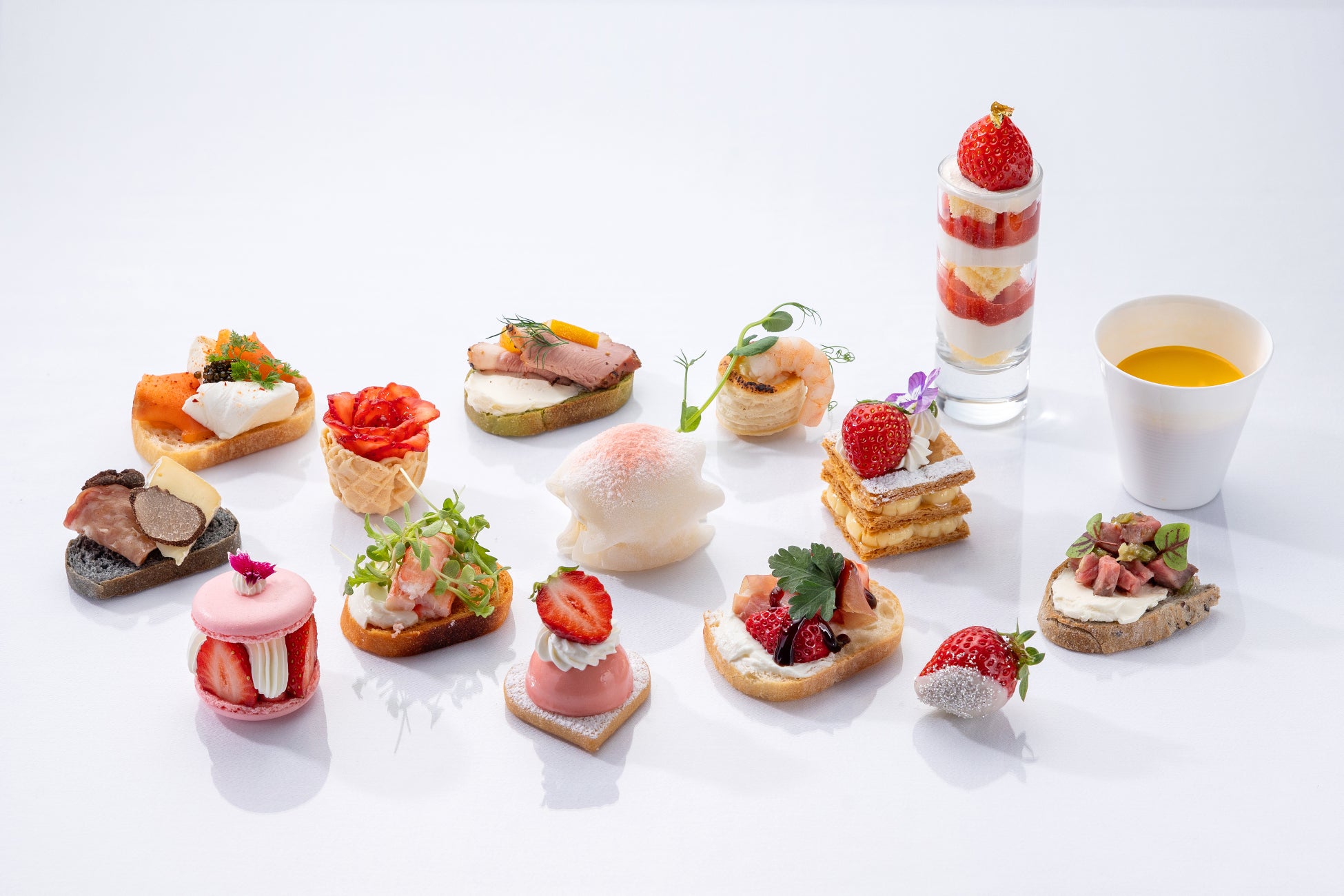 大阪駅直結　地上150mの絶景で味わう　7種のチーズタルティーヌと　7種のストロベリー・ミニャルディーズを楽しむ　贅沢アフタヌーンティー