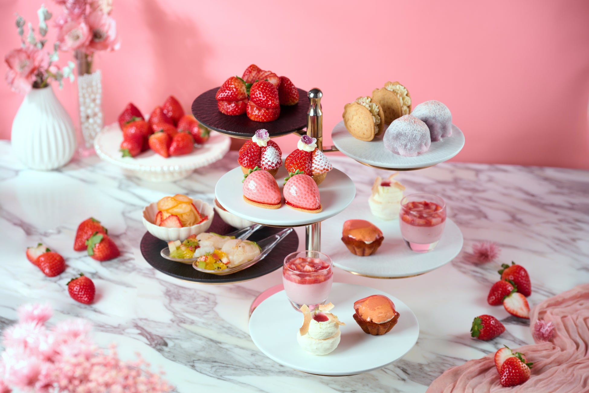 【フルーツのプロが厳選した7品種いちごを食べ比べ】青果の老舗仲卸が手がけるレストラン「DEK」で「ストロベリーアフタヌーンティー」を開催（1/10〜2/1）