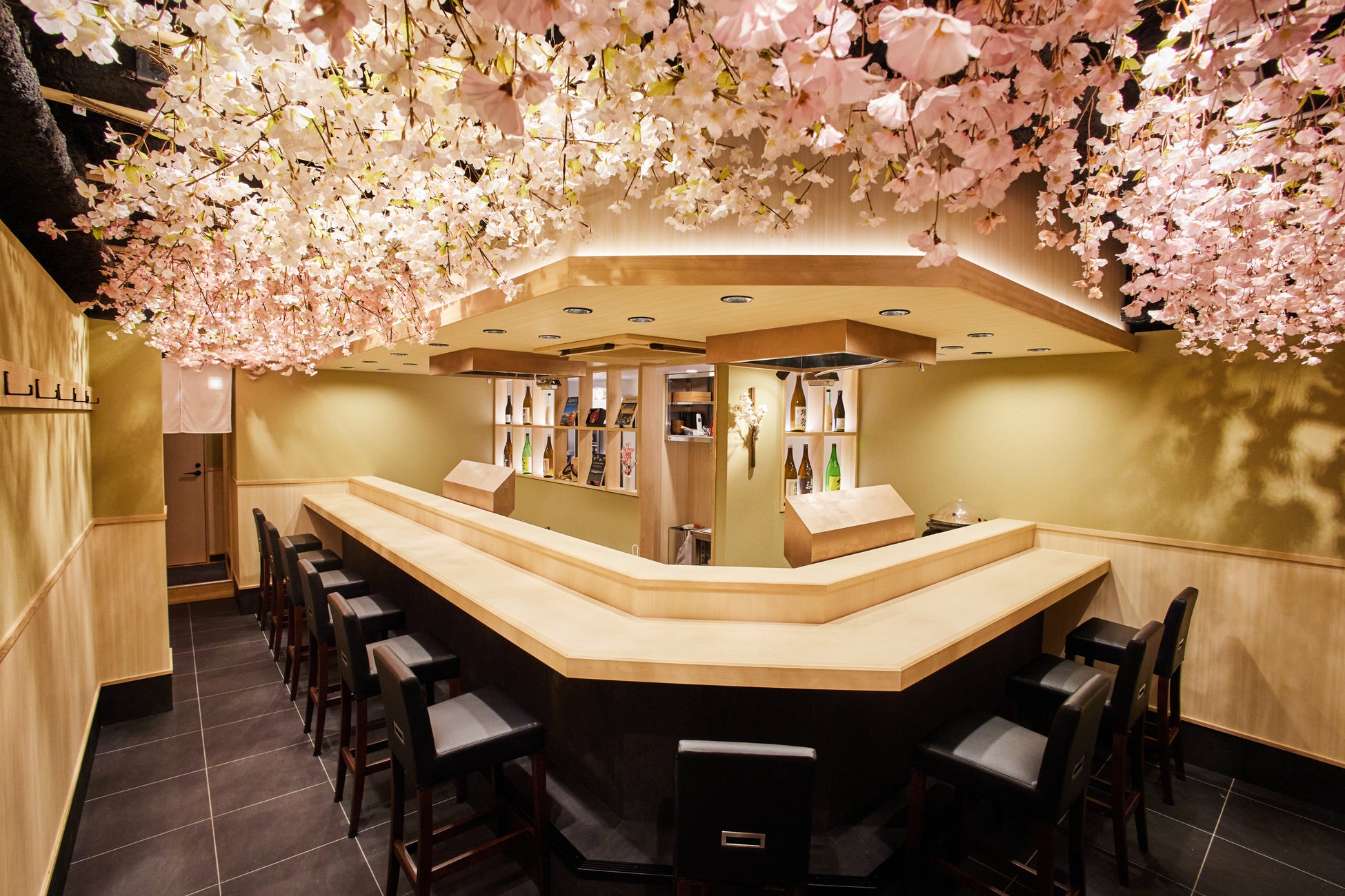 【オーバーツーリズムの定説を覆す】規制でも排除でもない。開業2年で年商1億円、浅草の天ぷら店が現場でたどり着いた、新しい現実解「ツーリズムバイパス」とは