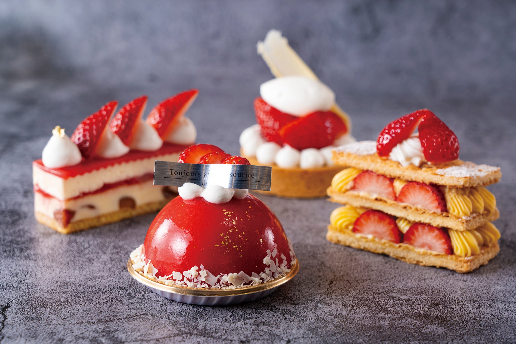 心ときめく季節限定の味わいをいちごを贅沢に使用したスイーツやドリンクとともに。春の訪れを艶やかないちごが彩る「ストロベリーフェア」開催中