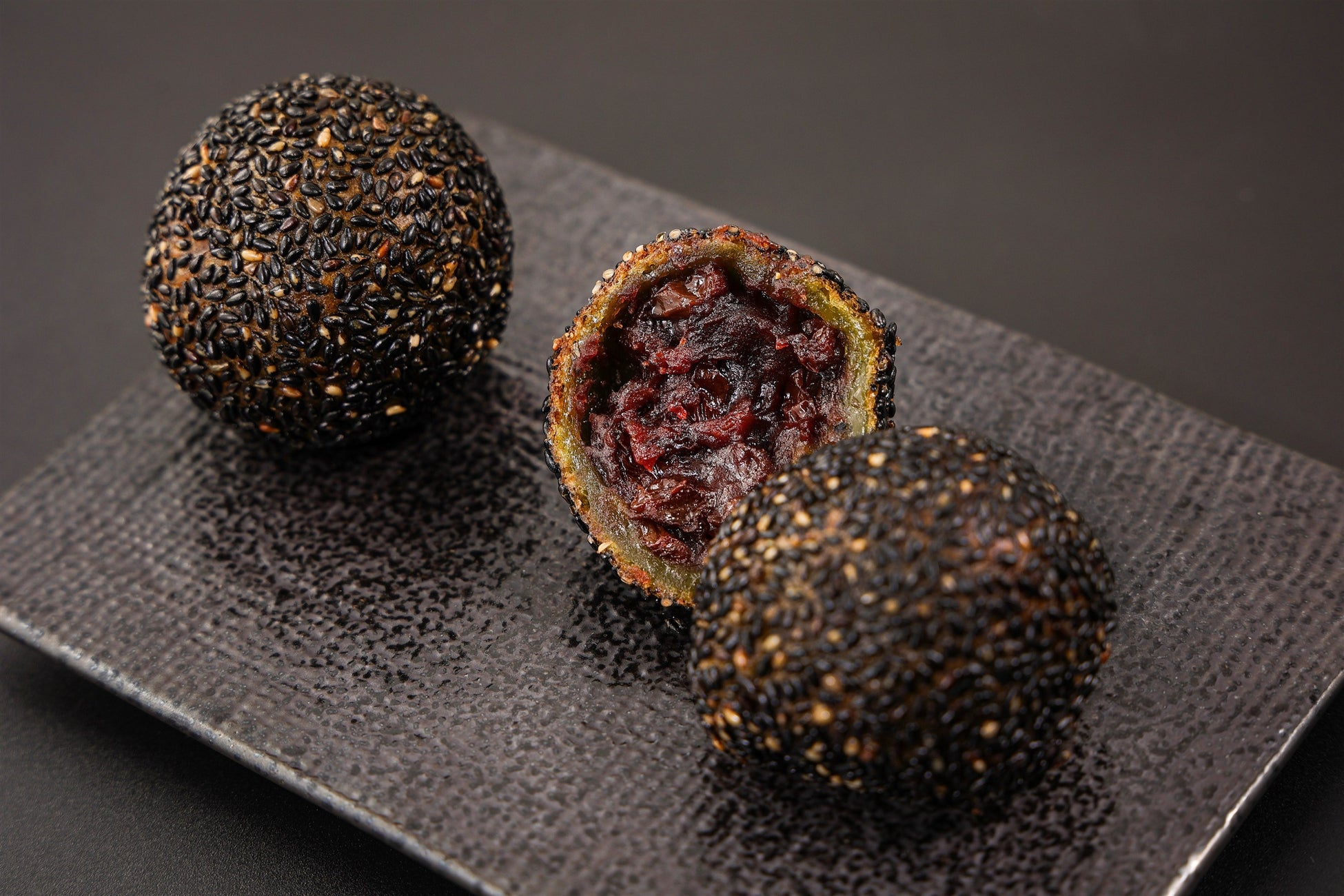 漆黒の「ラム香る胡麻団子」が新登場！伝統と革新で贈る『胡麻団子セレクション』期間限定で販売