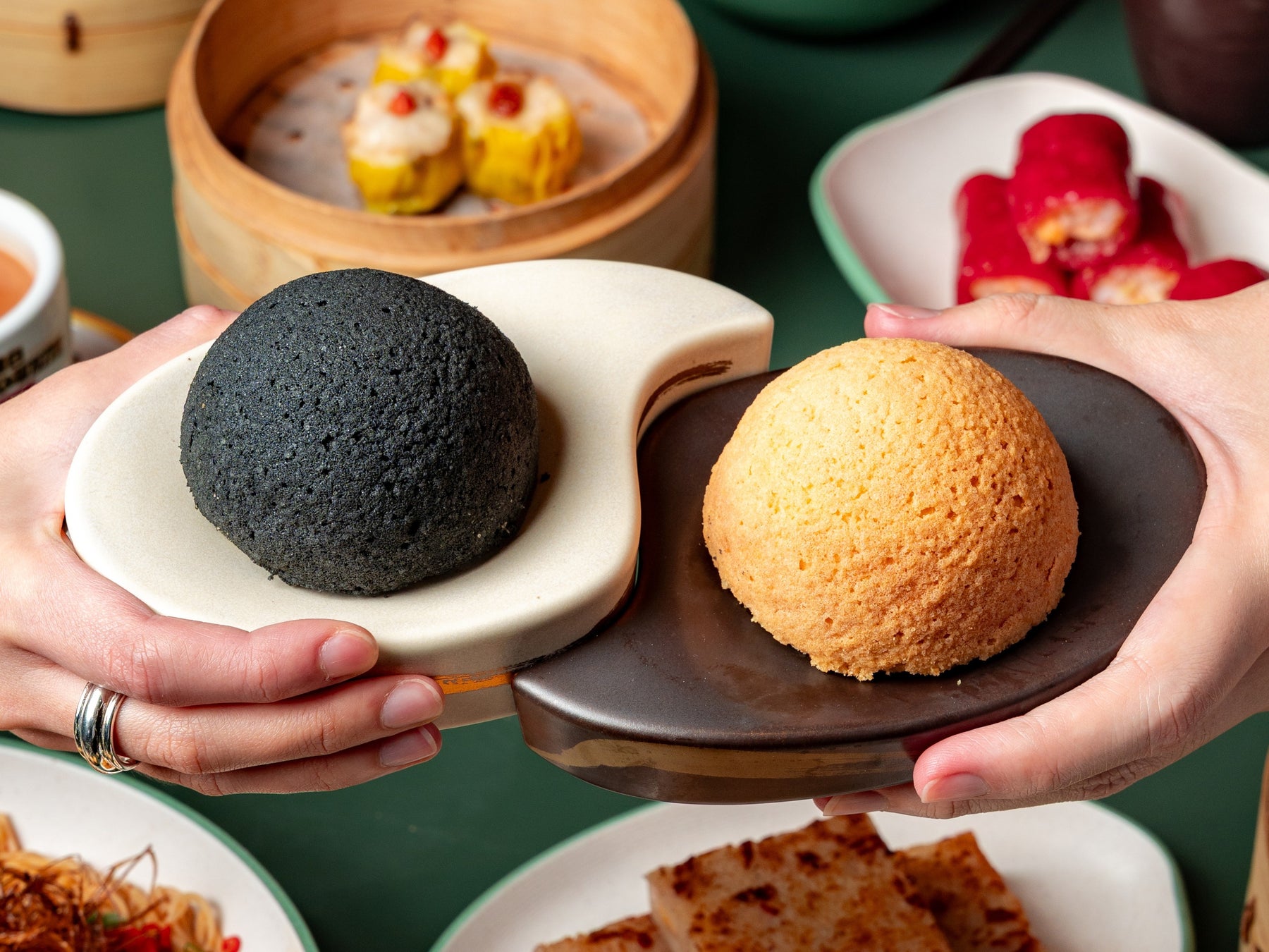 ミシュラン星獲得の看板メニューが、“黒×白”で進化！「添好運（ティム・ホー・ワン）」期間限定スペシャルメニュー「黒トリュフチキンバオ」を世界展開