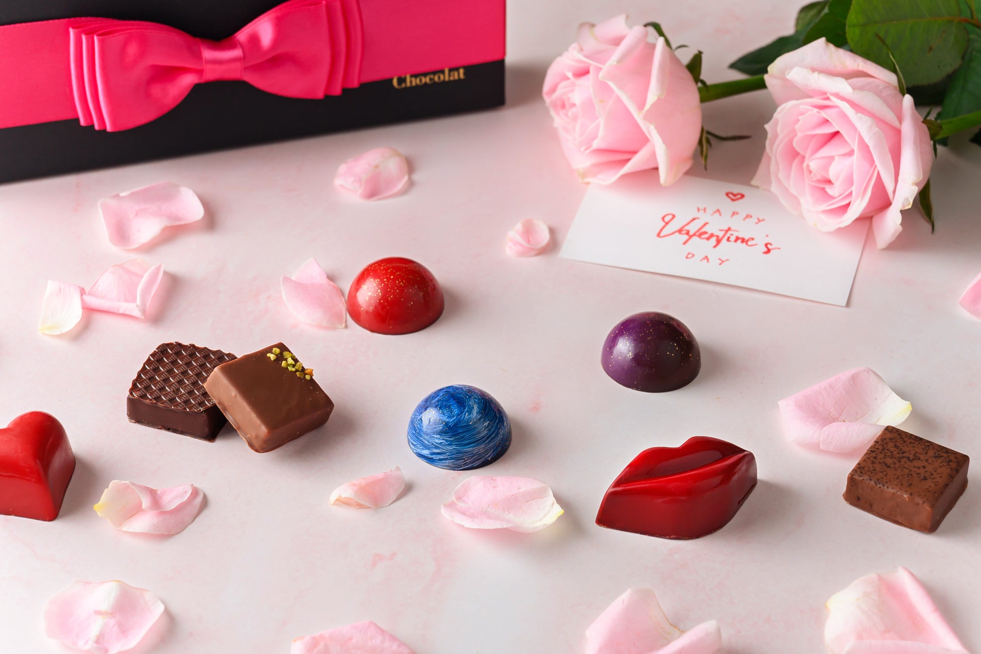 【デカダンス ドュ ショコラ】2026年バレンタインは“ビューティー”がテーマ。ピンクリボンに包まれた、新作「バパマンガ」や 情熱の「LOVEKISS」をお届け