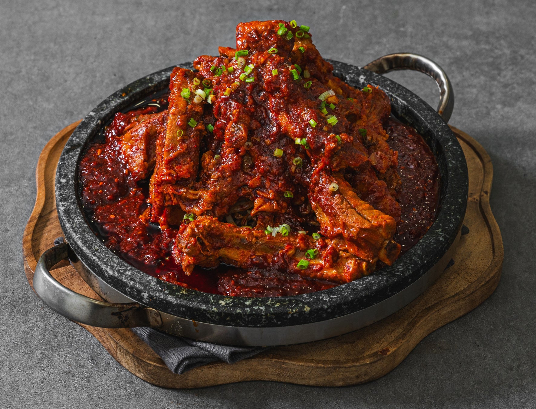 【日本初上陸】韓国・ソウルで行列の絶えない『ドゥンカルビ』が、1月13日(火)より新大久保「オボンジップ」にて販売開始！！