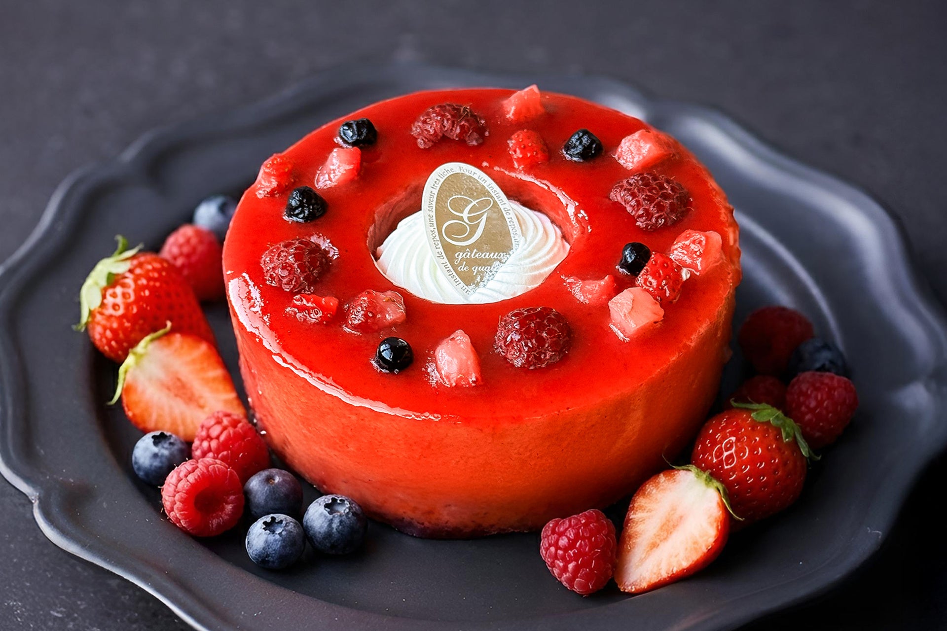 【いちごの日に新登場】ストロベリー・ラズベリー・ブルーベリーで“3倍”の幸せ！3種の欲張りベリーバウムが誕生