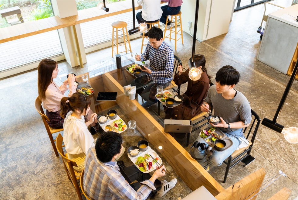 【出社回帰で広がる社員食堂】工事不要・低コストのキッチンレス社食、問い合わせ数が昨対比2倍に！
