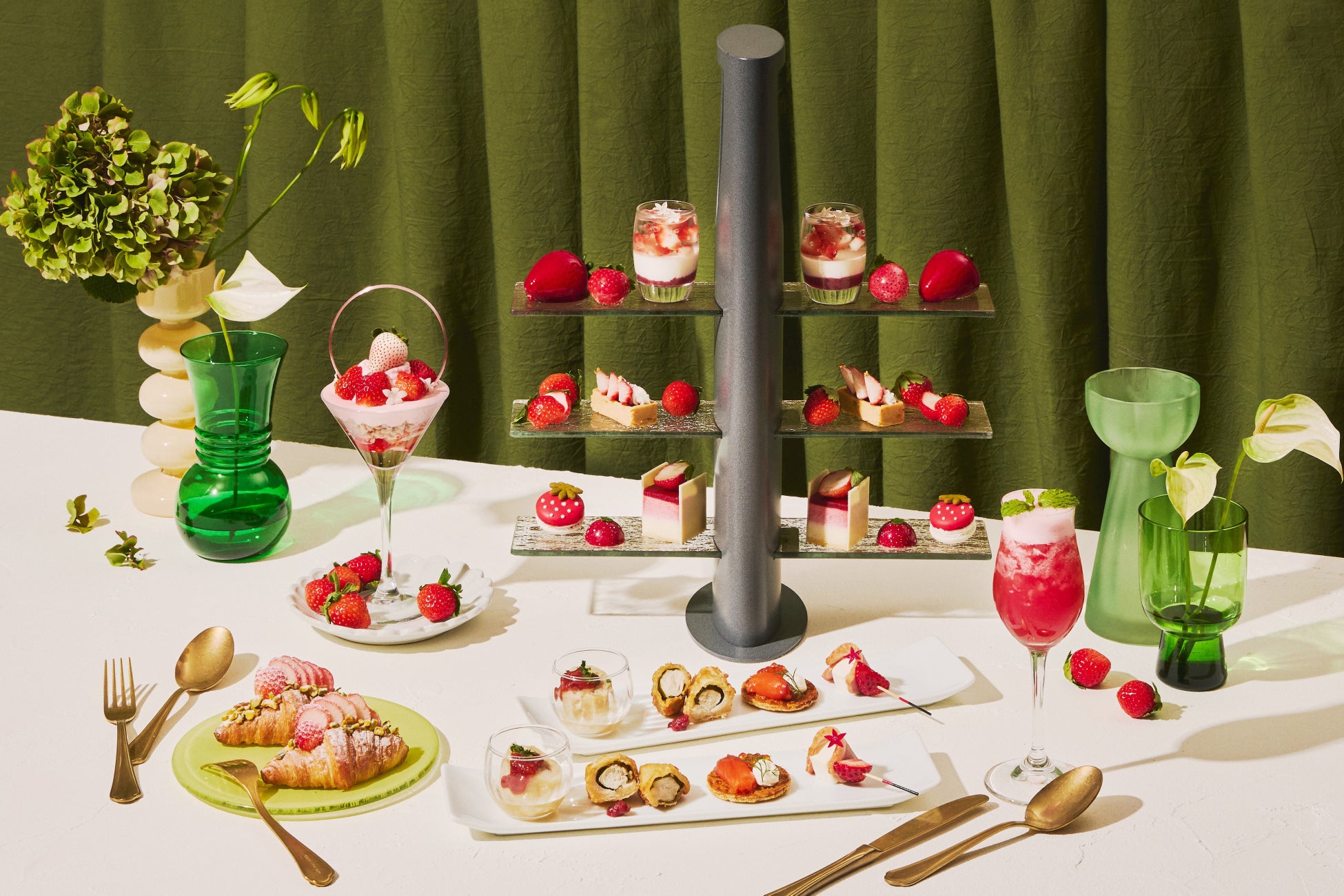 いちごづくしのストロベリーアフタヌーンティーに春めくさくらの香りをまとうウェルカムデセールとドリンクが登場 宝石のように飾られた“白いちご”と飴細工が美しい春色パルフェが主役