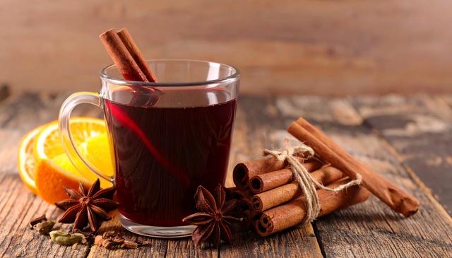 【新宿・BISTRO CHURA】寒さが本格化する季節に。シナモンとオレンジが香る、心も身体も温める「オリジナルホットワイン」が期間限定で登場