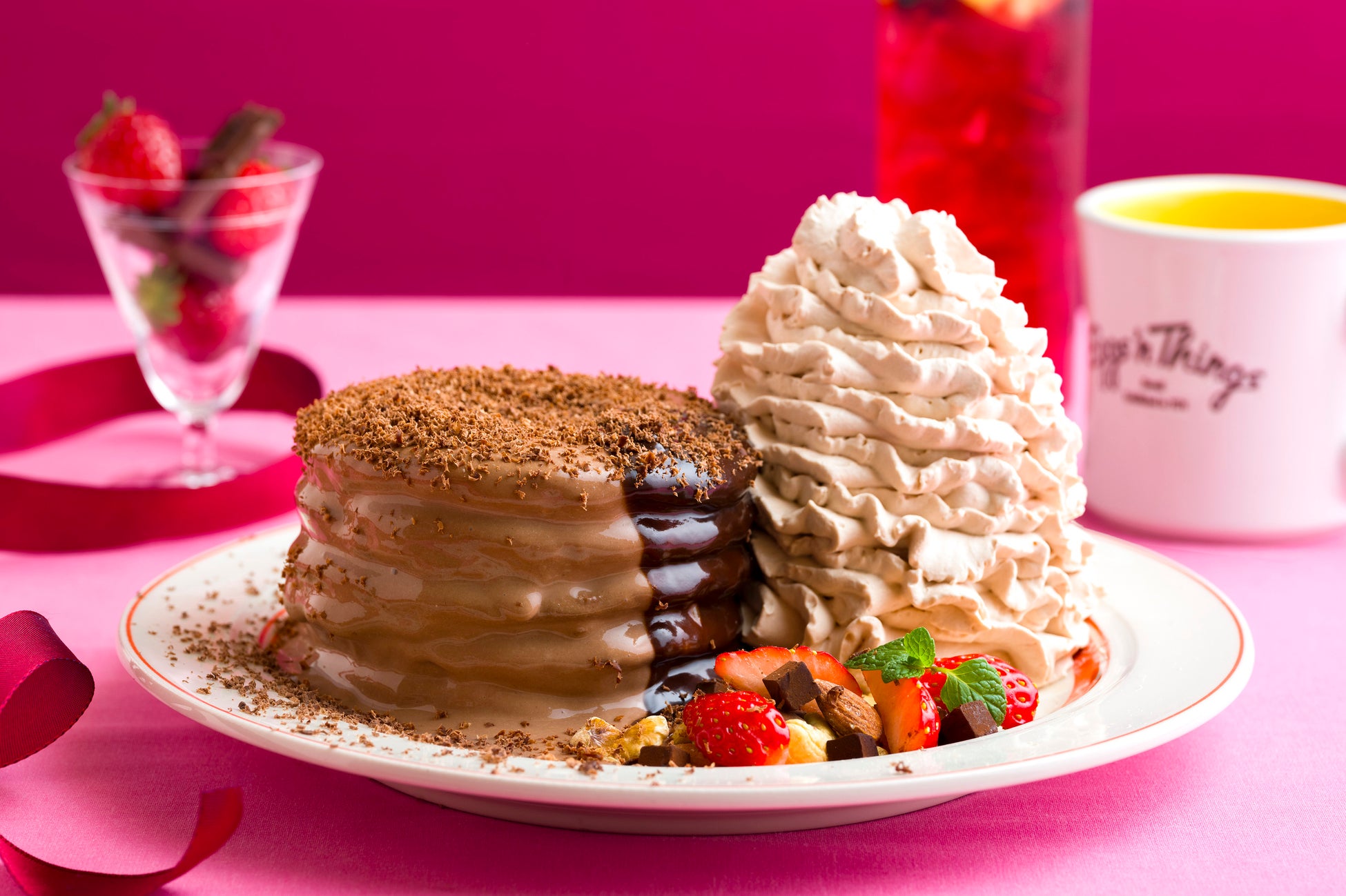 【Eggs ’n Things】“チョコレート×ストロベリー”至福のパンケーキが登場！「フォンダンショコラパンケーキ」「クリーミーブロスエッグス」1月21日（水）～2月26日（木）