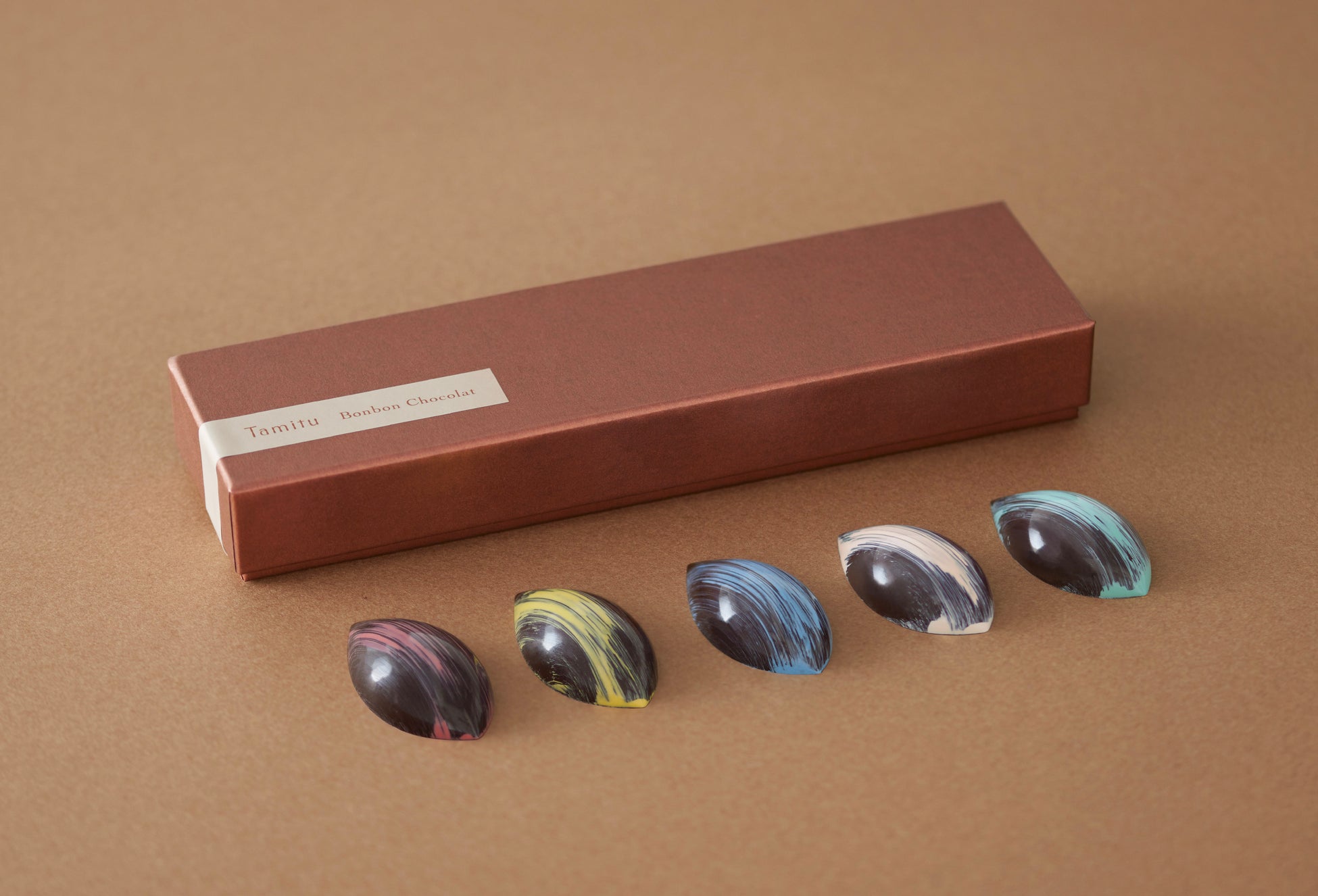 Tamituから、Herbal Honeyがとろ〜り溢れだす「ボンボンショコラ」が今年も登場。新フレーバー「814」が加わり、全5種のラインナップに。
