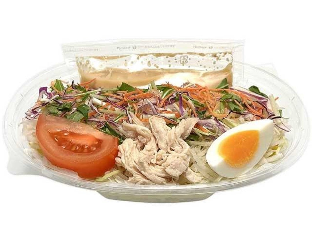 【北海道限定】定番の”ラーサラ”が2年ぶりにリニューアル！「北海道名物 ラーメンサラダ 蒸し鶏と半熟玉子／タレザンギ」