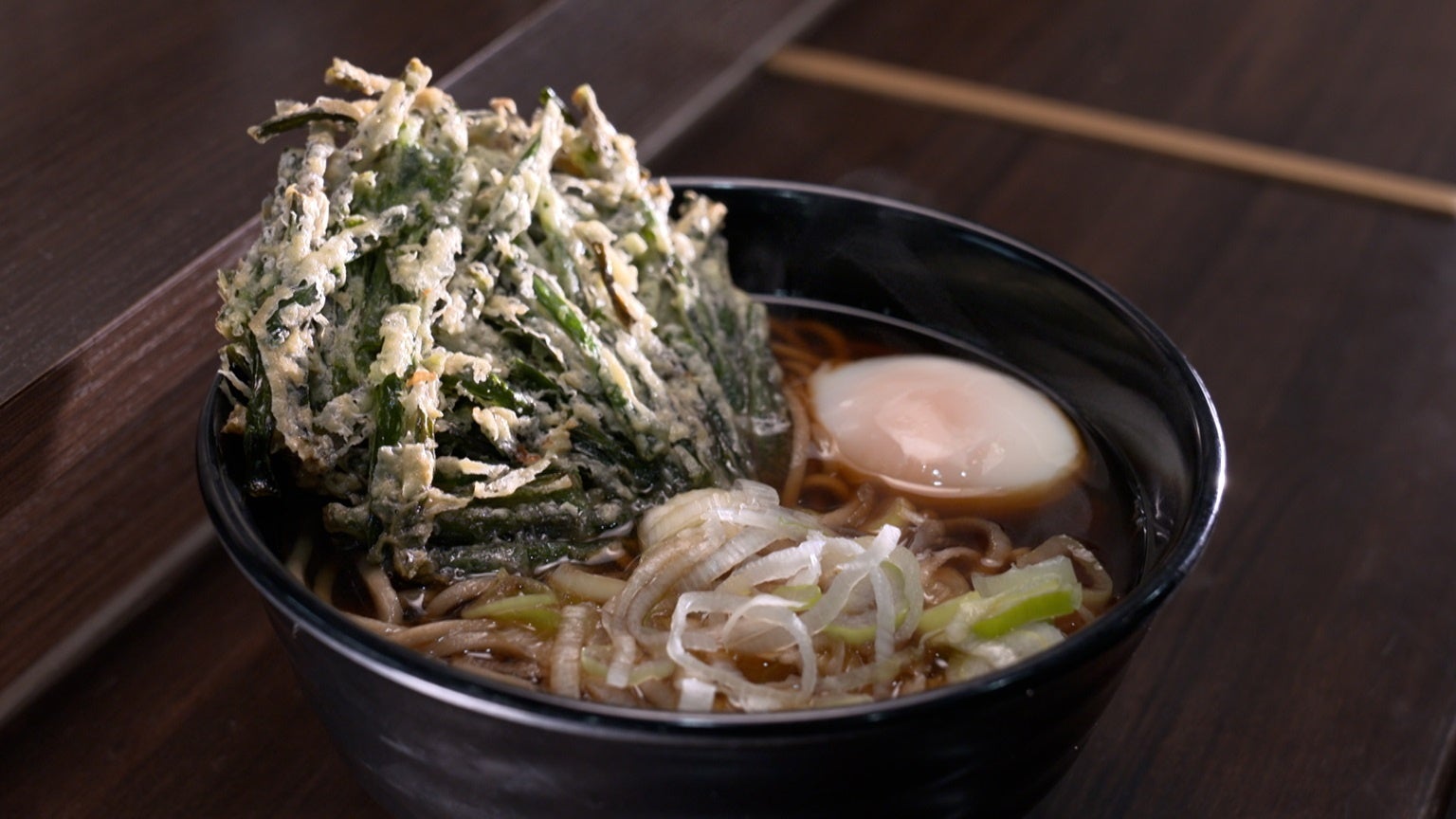 【ＢＳ日テレ】東京・神保町で見つけたニラ天そばが評判の店　熱いものは熱いうちに！こだわりは天ぷらの揚げ直し！　ドランク塚地「ニラの香りが衣からあふれ出してくる！」