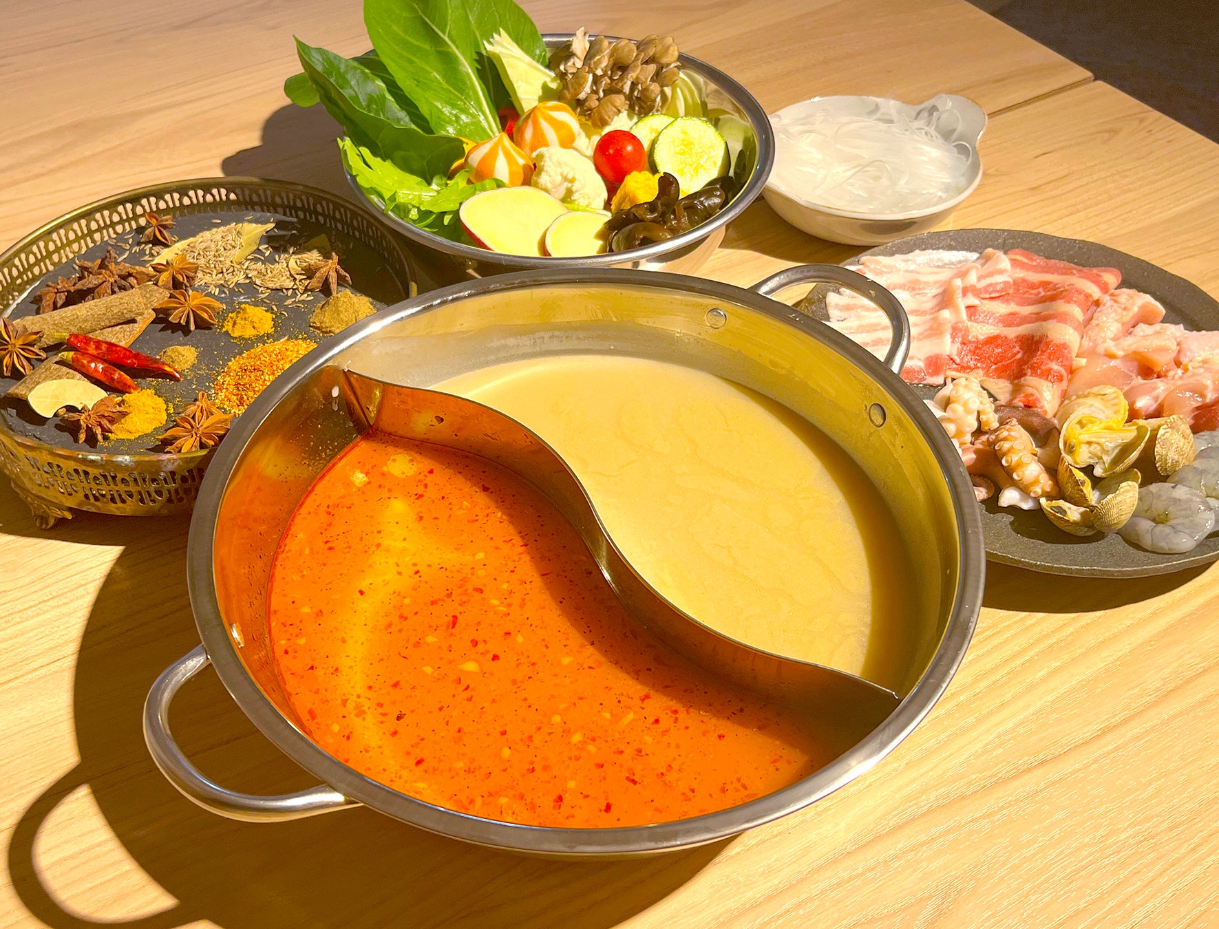 麻辣湯専門店『 菜彩麻辣湯（サイサイマーラータン）』より冬こそベストシーズン『薬膳火鍋コース』新登場！