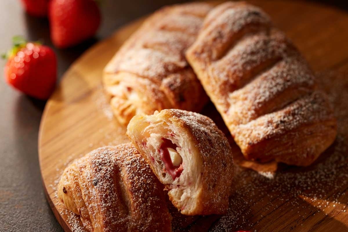 【季節限定】甘酸っぱい香りが春の訪れを感じる『クロワッサン いちご』が登場