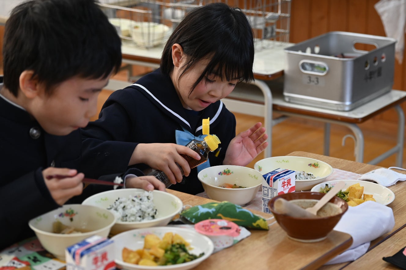 ”⼩⾖島産ごま”体験と『ごまんぞく給⾷』を提供～土庄小学校3年生78人、9月の学習が給食に～